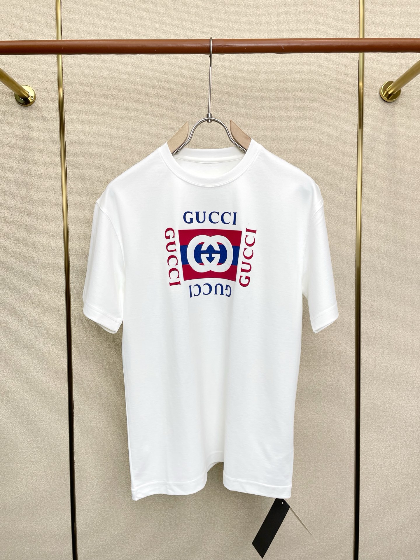 NO:691719,.Gucci Gucci exclusively provides new original men's casual short sleeves. High-end customization. High-end version. Fashionable and versatile imported fabrics. Super soft and delicate feel. Skin-friendly and comfortable to wear. High-end boutique. The upper body is exquisitely made by the factory. A must-have item for men. Complete with three standards. Size M-3XL,,gucci,gucci,T-shirt,19860909.Gucci古驰独家专供新款原单男士休闲短袖 高端定制 高端版本 时尚百搭爆款进口面料 手感超柔软细腻 穿着亲肤舒适 高端精品 代工厂精细做上身非常赞 男士必备单品 三标齐全 码数M-3XL,,gucci,gucci,T-shirt,,Men's clothing