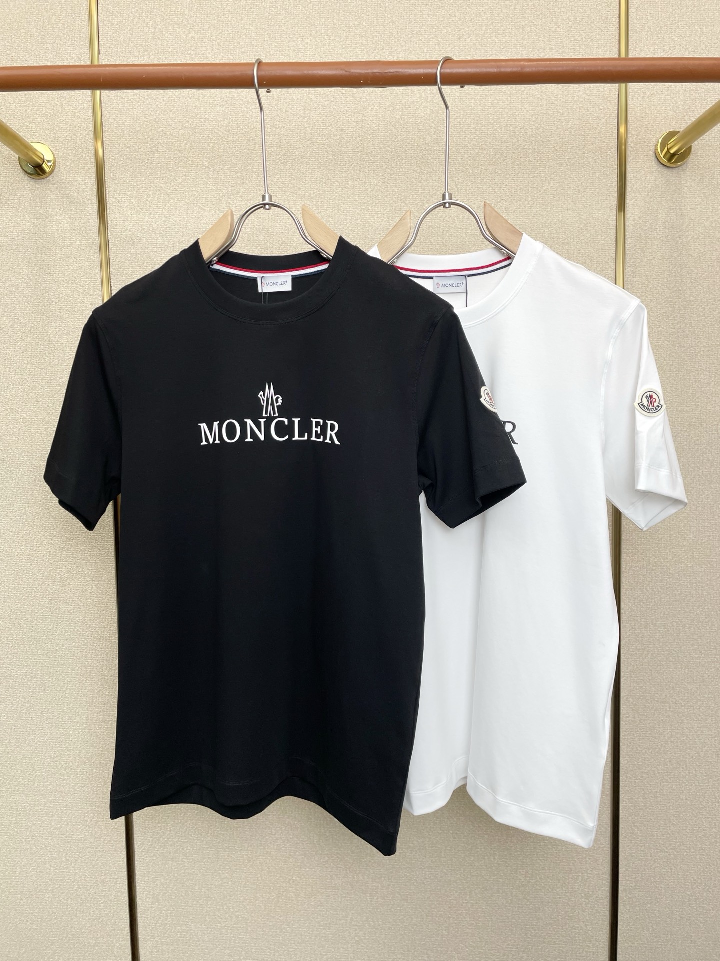 。Moncler蒙口💥砸锅卖铁都要上的新款新款原单男士休闲短袖 高端定制 高端版本 时尚百搭爆款⚠️⚠️