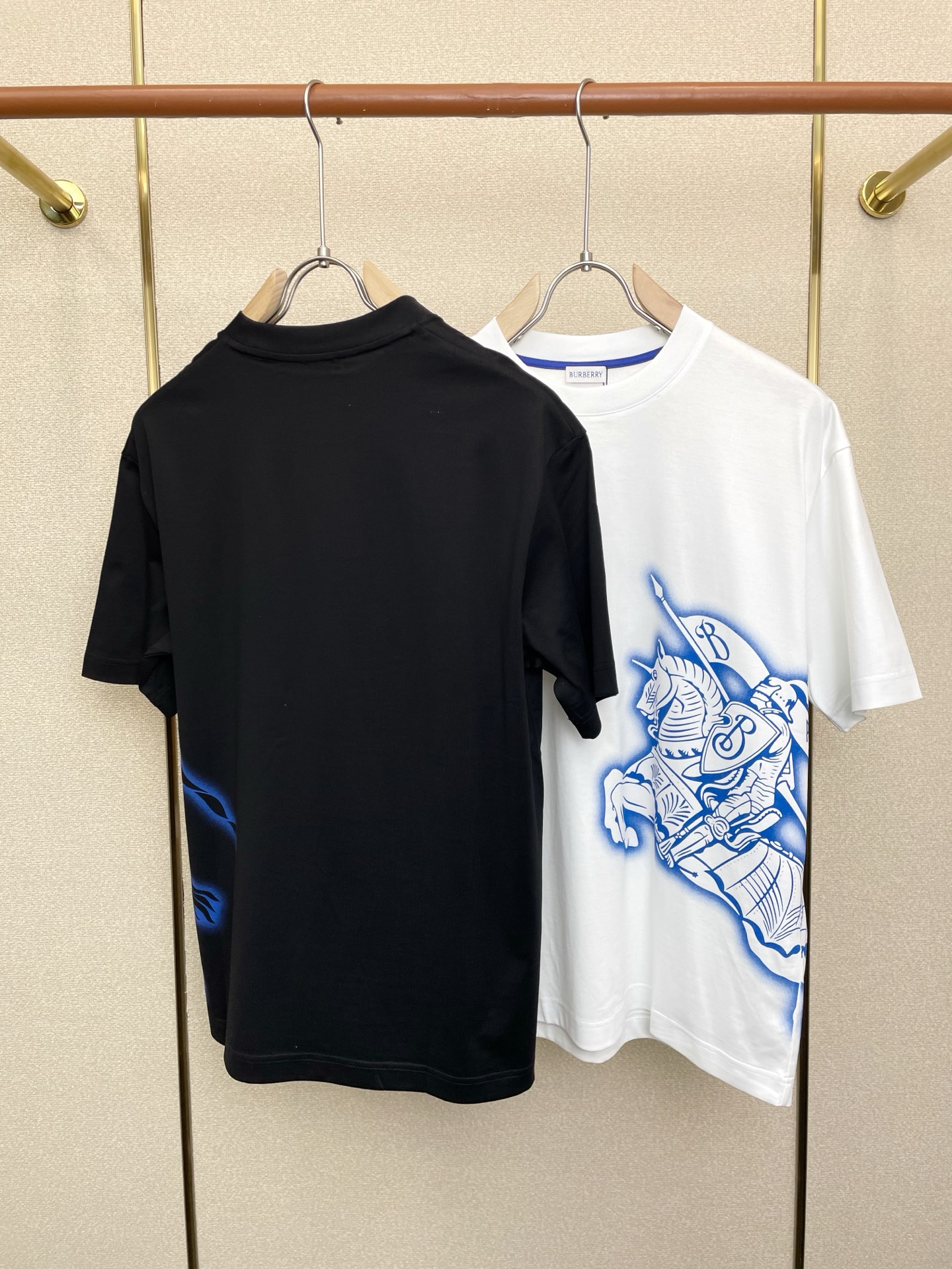 。Burberry巴宝莉💥砸锅卖铁都要上的新款新款原单男士休闲短袖 高端定制 高端版本 时尚百搭爆款⚠️