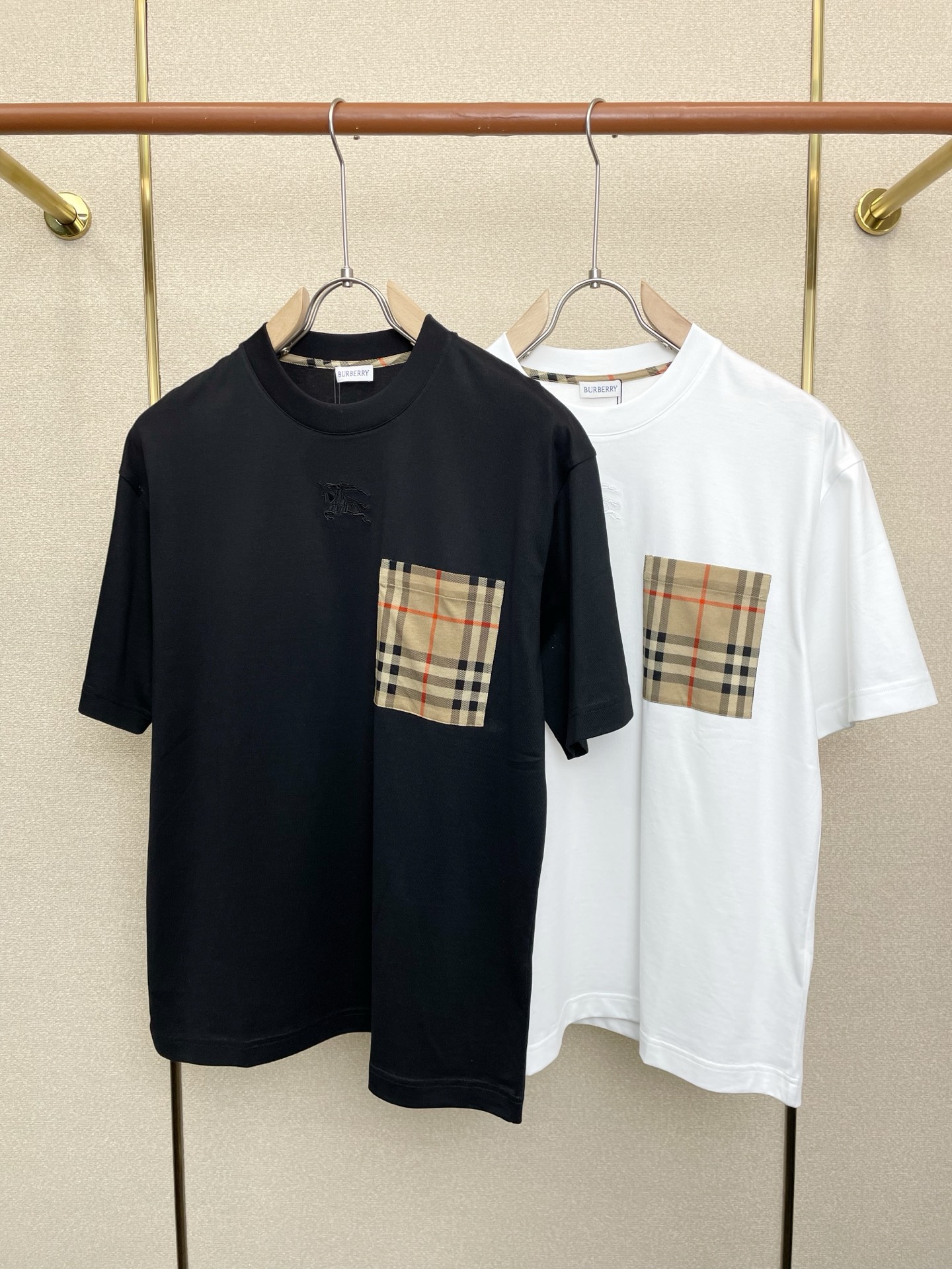 NO:691726,.Burberry exclusively supplies new original men's casual short sleeves. High-end customization. High-end version. Fashionable and versatile imported fabrics. Super soft and delicate feel. Skin-friendly and comfortable to wear. High-end boutique. The upper body is exquisitely made by the factory. A must-have item for men. Three complete standards. Size S-3XL,,burberry,burberry,T-shirt,19860909.Burberry巴宝莉独家专供新款原单男士休闲短袖 高端定制 高端版本 时尚百搭爆款进口面料 手感超柔软细腻 穿着亲肤舒适 高端精品 代工厂精细做上身非常赞 男士必备单品 三标齐全 码数S-3XL,,burberry,burberry,T-shirt,,Men's clothing