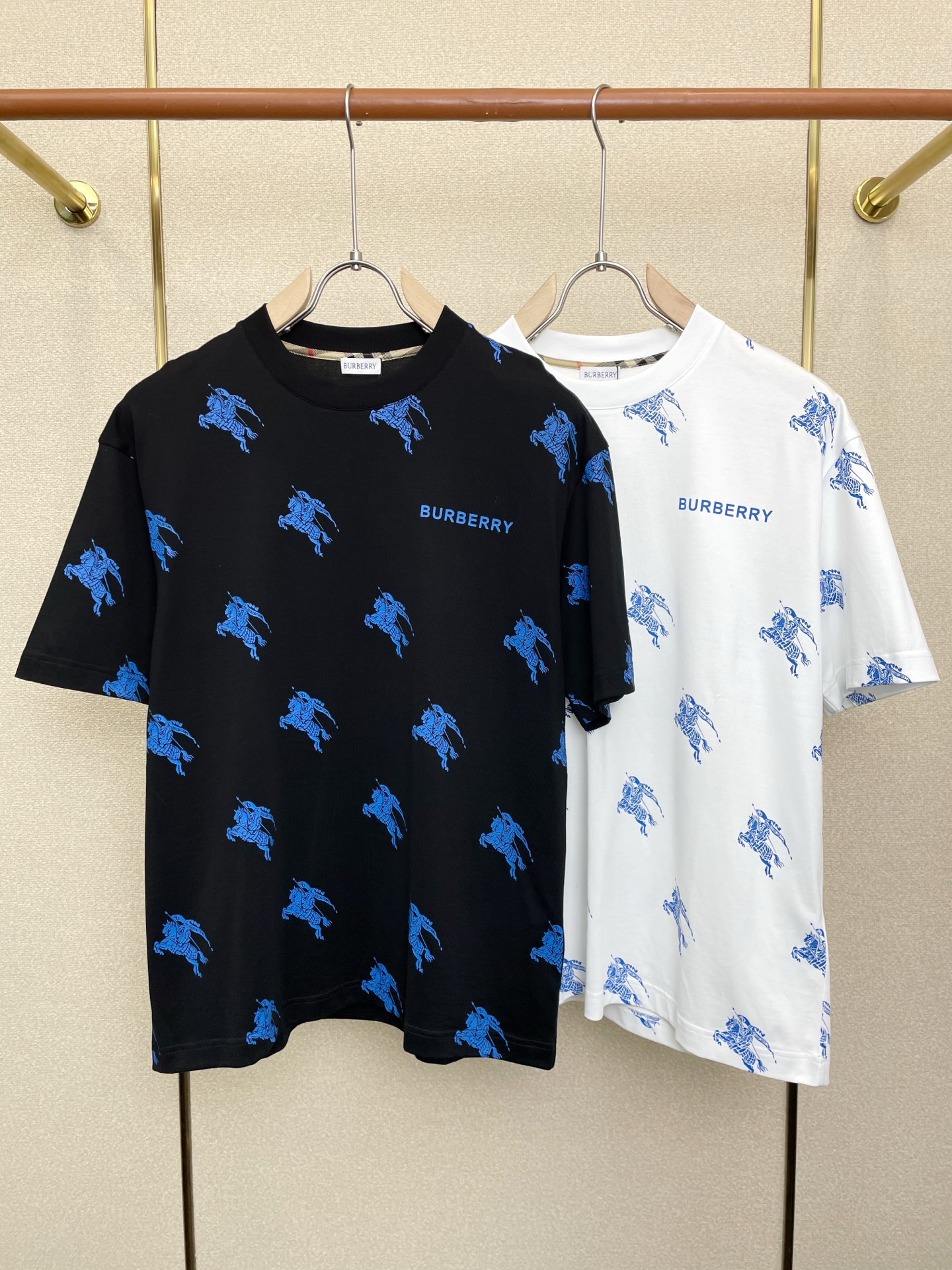 NO:691731,.Burberry exclusively supplies new original men's casual short sleeves. High-end customization. High-end version. Fashionable and versatile imported fabrics. Super soft and delicate feel. Skin-friendly and comfortable to wear. High-end boutique. The upper body is exquisitely made by the factory. A must-have item for men. Three complete standards. Size S-3XL,,burberry,burberry,T-shirt,19860909.Burberry巴宝莉独家专供新款原单男士休闲短袖 高端定制 高端版本 时尚百搭爆款进口面料 手感超柔软细腻 穿着亲肤舒适 高端精品 代工厂精细做上身非常赞 男士必备单品 三标齐全 码数S-3XL,,burberry,burberry,T-shirt,,Men's clothing