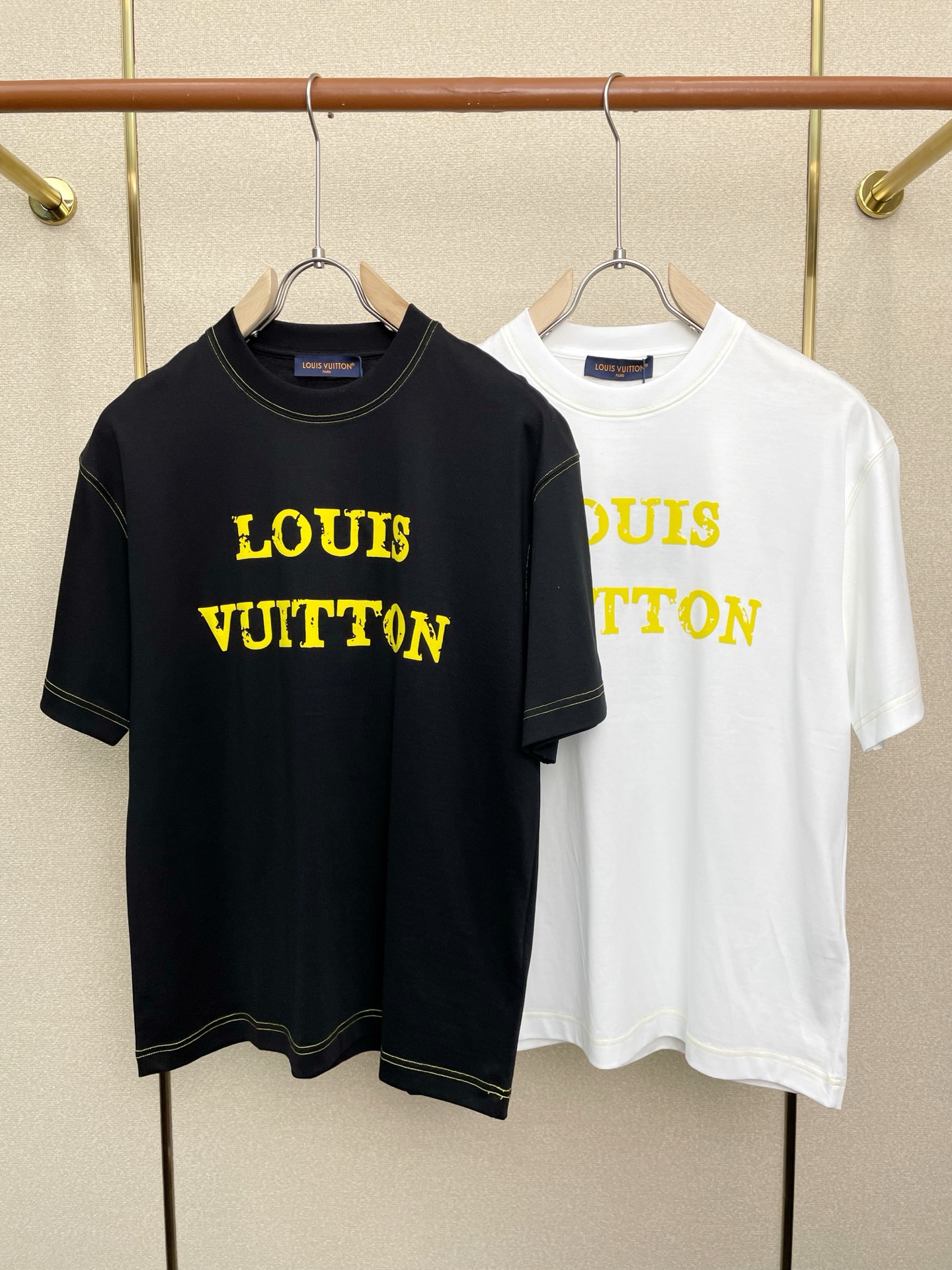 NO:691721,.Louis Vuitton Louis Vuitton exclusively provides new original men's casual short sleeves. High-end customization. High-end version. Fashionable and versatile imported fabrics. Super soft and delicate feel. Skin-friendly and comfortable to wear. High-end boutique. The upper body is exquisitely made by the factory. A must-have item for men. Three complete standards. Size S-3XL,,louis vuitton,louis vuitton,T-shirt,19860909.Louis Vuitton路易威登独家专供新款原单男士休闲短袖 高端定制 高端版本 时尚百搭爆款进口面料 手感超柔软细腻 穿着亲肤舒适 高端精品 代工厂精细做上身非常赞 男士必备单品 三标齐全 码数S-3XL,,louis vuitton,louis vuitton,T-shirt,,Men's clothing