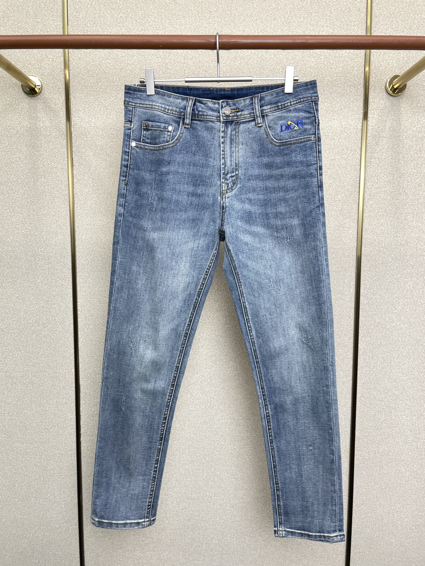 NO:691700,.Dior exclusively offers high-end versions of new casual jeans!  Custom-made fabrics at the counter are highly breathable and comfortable, with impeccable details and brand element design concepts, reflecting high quality. It feels delicate and soft!  It presents a casual cut and the upper body shape is awesome!  Code number 29-38,,dior,dior,jeans,19860909.Dior迪奥独家专供新款休闲牛仔裤高端版本！专柜定制面料 透气舒适度高,细节无可挑剔,品牌元素设计理念,体现高品质.手感细腻柔软！呈现休闲裁剪,上身版型超赞！码数29-38,,dior,dior,jeans,,Men's clothing