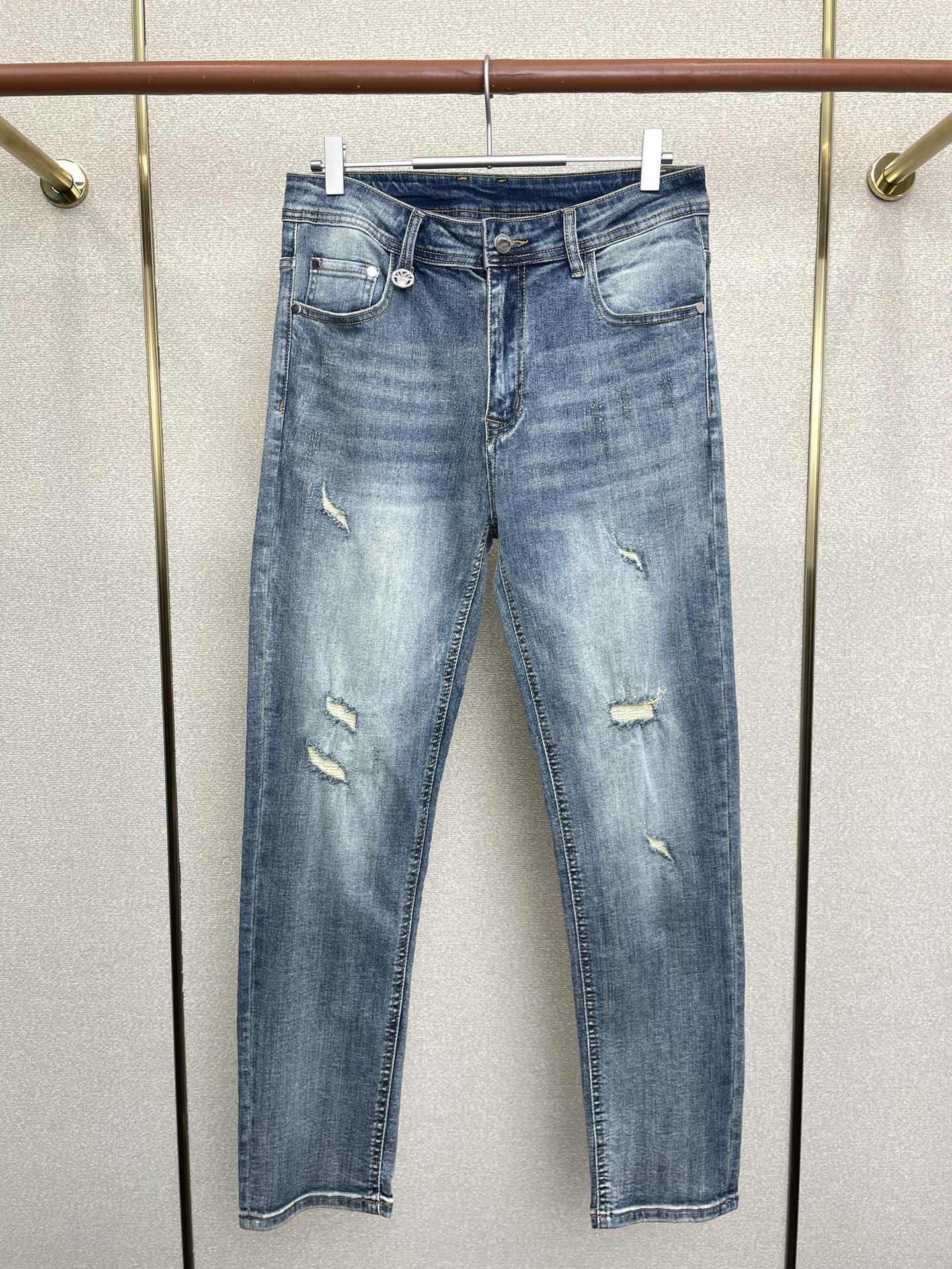 NO:691705,.Dior exclusively offers high-end versions of new casual jeans!  Custom-made fabrics at the counter are highly breathable and comfortable, with impeccable details and brand element design concepts, reflecting high quality. It feels delicate and soft!  It presents a casual cut and the upper body shape is awesome!  Code number 29-38,,dior,dior,jeans,19860909.Dior迪奥独家专供新款休闲牛仔裤高端版本！专柜定制面料 透气舒适度高,细节无可挑剔,品牌元素设计理念,体现高品质.手感细腻柔软！呈现休闲裁剪,上身版型超赞！码数29-38,,dior,dior,jeans,,Men's clothing