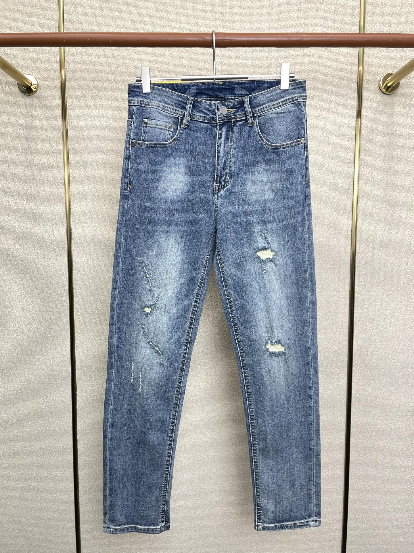 NO:691710,.FENDI Fendi exclusively offers high-end versions of new casual jeans!  Custom-made fabrics at the counter are highly breathable and comfortable, with impeccable details and brand element design concepts, reflecting high quality. It feels delicate and soft!  It presents a casual cut and the upper body shape is awesome!  Code number 29-38,,fendi,fendi,jeans,19860909.FENDI芬迪独家专供新款休闲牛仔裤高端版本！专柜定制面料 透气舒适度高,细节无可挑剔,品牌元素设计理念,体现高品质.手感细腻柔软！呈现休闲裁剪,上身版型超赞！码数29-38,,fendi,fendi,jeans,,Men's clothing