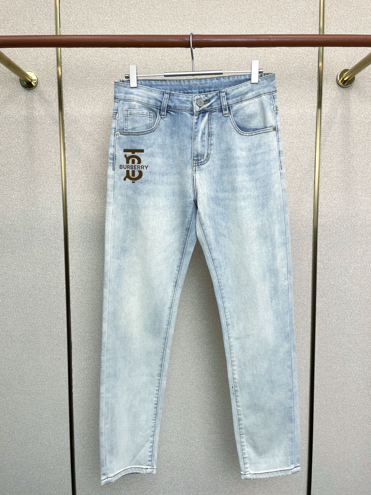 NO:691732,.Burberry exclusively offers high-end versions of new casual jeans!  Custom-made fabrics at the counter are highly breathable and comfortable, with impeccable details and brand element design concepts, reflecting high quality. It feels delicate and soft!  It presents a casual cut and the upper body shape is awesome!  Code number 29-38,,burberry,burberry,jeans,19860909.Burberry巴宝莉独家专供新款休闲牛仔裤高端版本！专柜定制面料 透气舒适度高,细节无可挑剔,品牌元素设计理念,体现高品质.手感细腻柔软！呈现休闲裁剪,上身版型超赞！码数29-38,,burberry,burberry,jeans,,Men's clothing