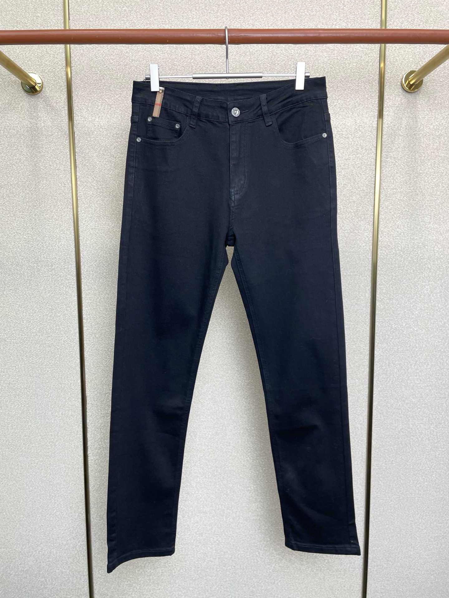 NO:691715,.Burberry exclusively offers high-end versions of new casual jeans!  Custom-made fabrics at the counter are highly breathable and comfortable, with impeccable details and brand element design concepts, reflecting high quality. It feels delicate and soft!  It presents a casual cut and the upper body shape is awesome!  Code number 29-38,,burberry,burberry,jeans,19860909.Burberry巴宝莉独家专供新款休闲牛仔裤高端版本！专柜定制面料 透气舒适度高,细节无可挑剔,品牌元素设计理念,体现高品质.手感细腻柔软！呈现休闲裁剪,上身版型超赞！码数29-38,,burberry,burberry,jeans,,Men's clothing