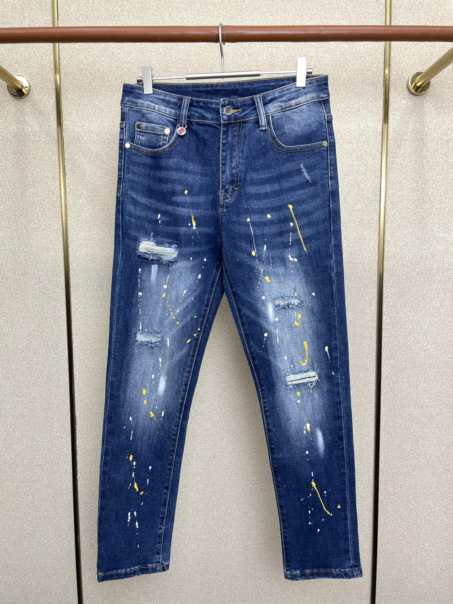 NO:691720,.Gucci Gucci exclusively offers high-end versions of new casual jeans!  Custom-made fabrics at the counter are highly breathable and comfortable, with impeccable details and brand element design concepts, reflecting high quality. It feels delicate and soft!  It presents a casual cut and the upper body shape is awesome!  Code number 29-38,,gucci,gucci,jeans,19860909.Gucci古驰独家专供新款休闲牛仔裤高端版本！专柜定制面料 透气舒适度高,细节无可挑剔,品牌元素设计理念,体现高品质.手感细腻柔软！呈现休闲裁剪,上身版型超赞！码数29-38,,gucci,gucci,jeans,,Men's clothing