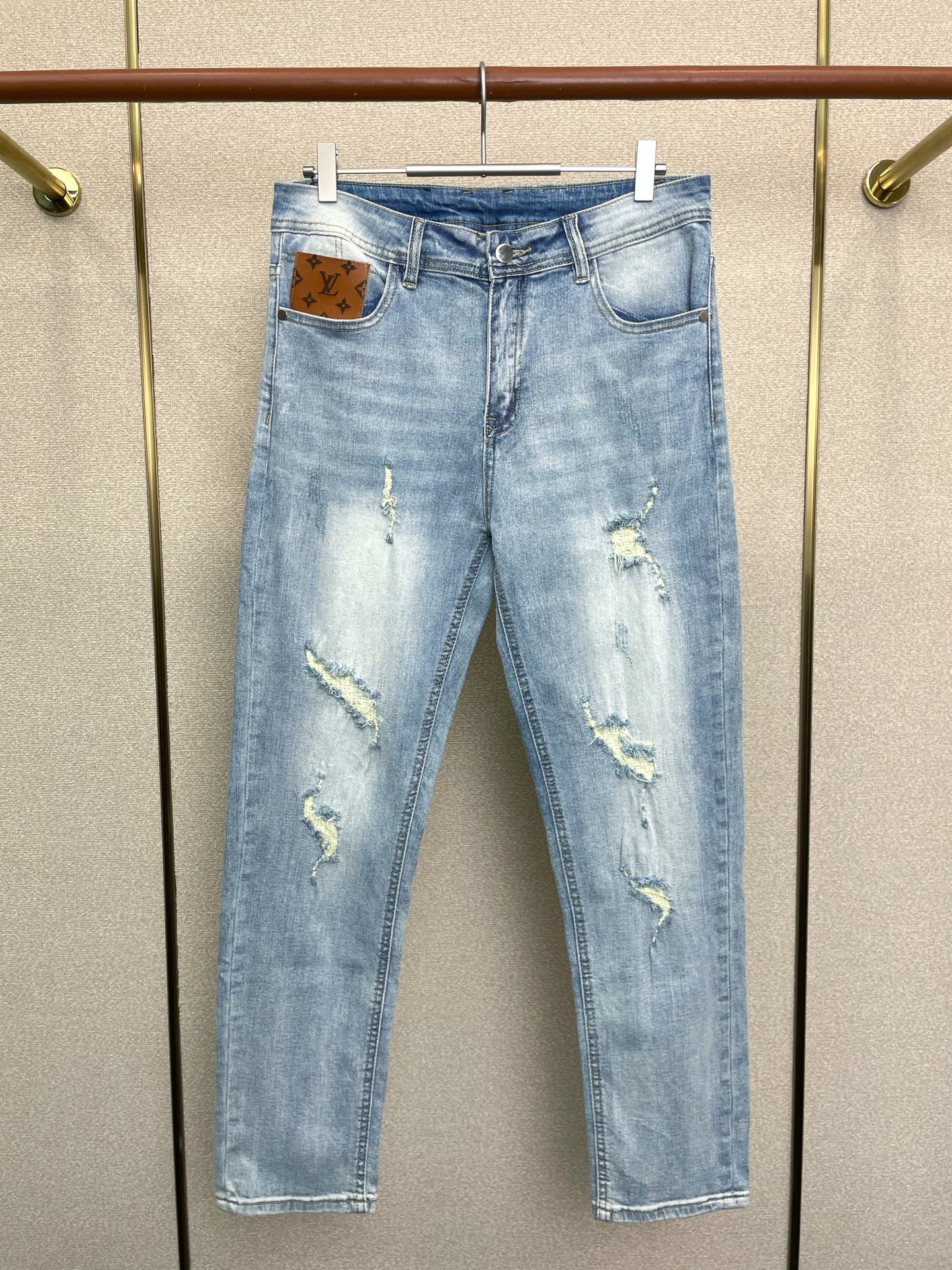NO:691727,.Louis Vuitton exclusive high-end version of new casual jeans!  Custom-made fabrics at the counter are highly breathable and comfortable, with impeccable details and brand element design concepts, reflecting high quality. It feels delicate and soft!  It presents a casual cut and the upper body shape is awesome!  Code number 29-38,,louis vuitton,louis vuitton,jeans,19860909.Louis Vuitton路易威登独家专供新款休闲牛仔裤高端版本！专柜定制面料 透气舒适度高,细节无可挑剔,品牌元素设计理念,体现高品质.手感细腻柔软！呈现休闲裁剪,上身版型超赞！码数29-38,,louis vuitton,louis vuitton,jeans,,Men's clothing