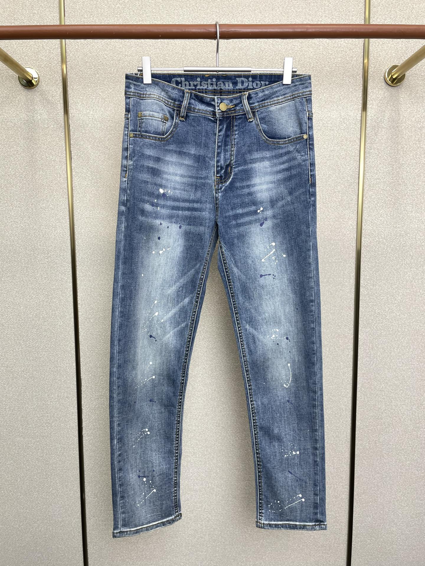 NO:691724,.Dior exclusively offers high-end versions of new casual jeans!  Custom-made fabrics at the counter are highly breathable and comfortable, with impeccable details and brand element design concepts, reflecting high quality. It feels delicate and soft!  It presents a casual cut and the upper body shape is awesome!  Code number 29-38,,dior,dior,jeans,19860909.Dior迪奥独家专供新款休闲牛仔裤高端版本！专柜定制面料 透气舒适度高,细节无可挑剔,品牌元素设计理念,体现高品质.手感细腻柔软！呈现休闲裁剪,上身版型超赞！码数29-38,,dior,dior,jeans,,Men's clothing