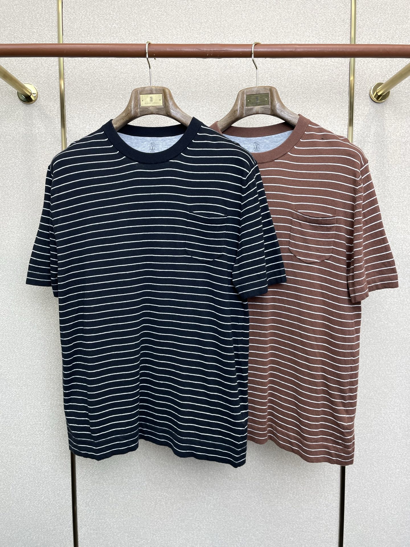 NO:691758,.BC-Brunello Cucinali Brunello Cucinelli exclusively supplies new original men's casual striped short-sleeves. High-end customization. High-end version. Fashionable and versatile imported fabrics. Super soft and delicate feel. Skin-friendly and comfortable to wear. High-end boutique. The upper body is exquisitely made by the factory. A must-have item for men. Complete with three labels. Size 48-58,, brunello cucinelli, T-shirt,19860909.BC-Brunello Cucinali布鲁内洛·库奇内利独家专供新款原单男士休闲条纹短袖 高端定制 高端版本 时尚百搭爆款进口面料 手感超柔软细腻 穿着亲肤舒适 高端精品 代工厂精细做上身非常赞 男士必备单品 三标齐全 码数48-58,,brunello cucinelli,T-shirt,,Men's clothing