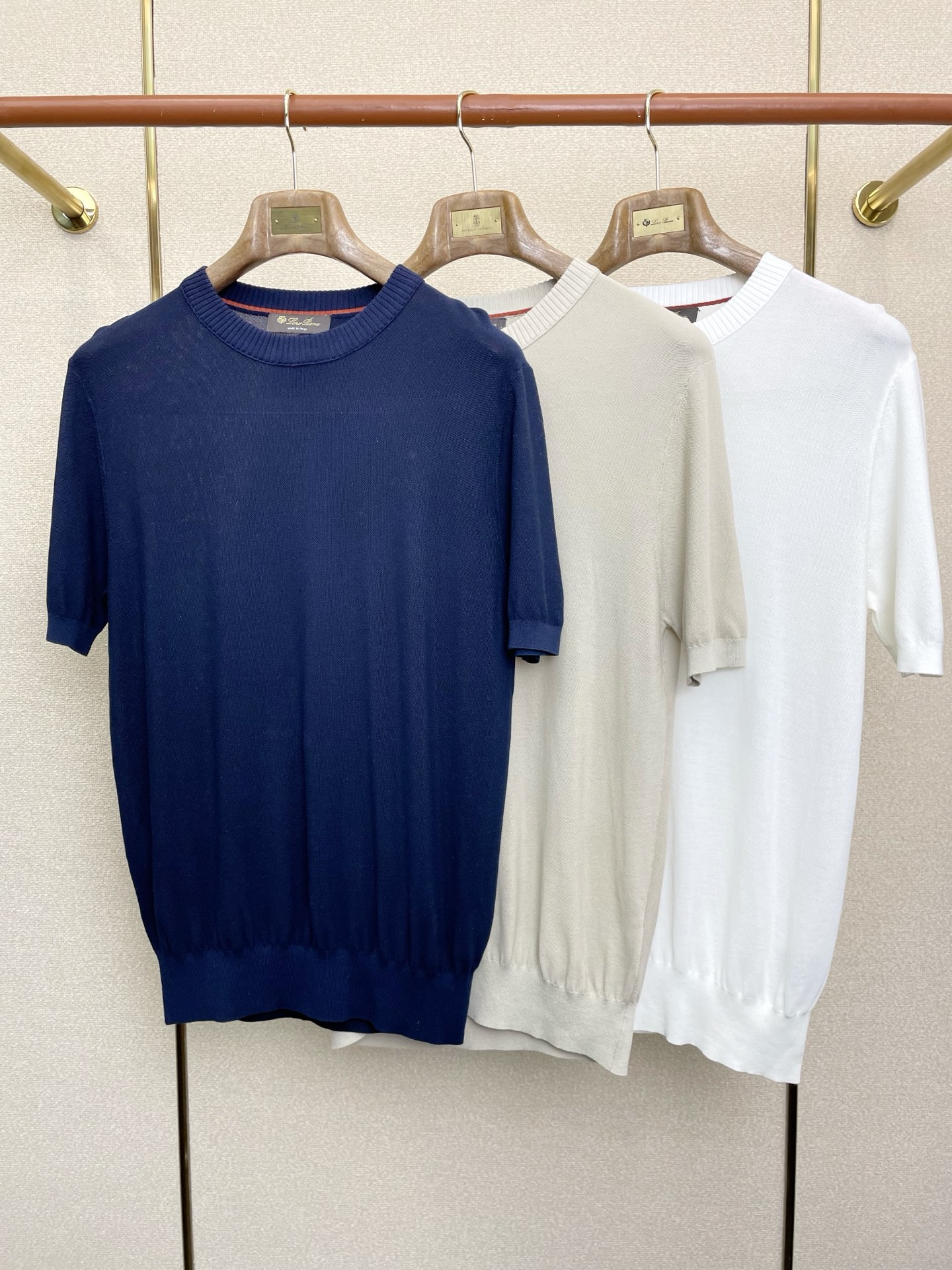 NO:691748,.LP-Loro Piana exclusively provides new original men's casual knitted short-sleeves. High-end customization. High-end version. Fashionable and versatile imported fabrics. Super soft and delicate feel. Skin-friendly and comfortable to wear. High-end boutique. The upper body is finely made by the factory. It is a must-have item for men. Three standards are complete. Size 48-58,, loro piana, loro piana, T-shirt,19860909.LP-Loro Piana诺悠翩雅独家专供新款原单男士休闲针织短袖 高端定制 高端版本 时尚百搭爆款进口面料 手感超柔软细腻 穿着亲肤舒适 高端精品 代工厂精细做上身非常赞 男士必备单品 三标齐全 码数48-58,,loro piana,loro piana,T-shirt,,Men's clothing