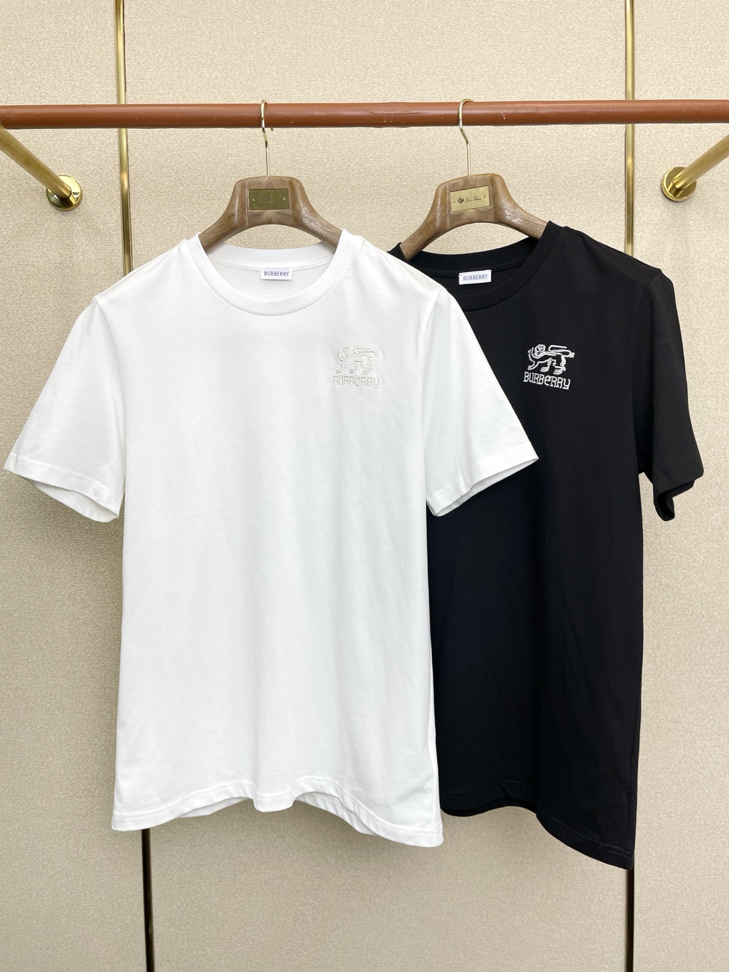 NO:691728,.Burberry exclusively supplies new original men's casual short sleeves. High-end customization. High-end version. Fashionable and versatile imported fabrics. Super soft and delicate feel. Skin-friendly and comfortable to wear. High-end boutique. The upper body is exquisitely made by the factory. A must-have item for men. Complete with three standards. Size 48-58,,burberry,burberry,T-shirt,19860909.Burberry巴宝莉独家专供新款原单男士休闲短袖 高端定制 高端版本 时尚百搭爆款进口面料 手感超柔软细腻 穿着亲肤舒适 高端精品 代工厂精细做上身非常赞 男士必备单品 三标齐全 码数48-58,,burberry,burberry,T-shirt,,Men's clothing