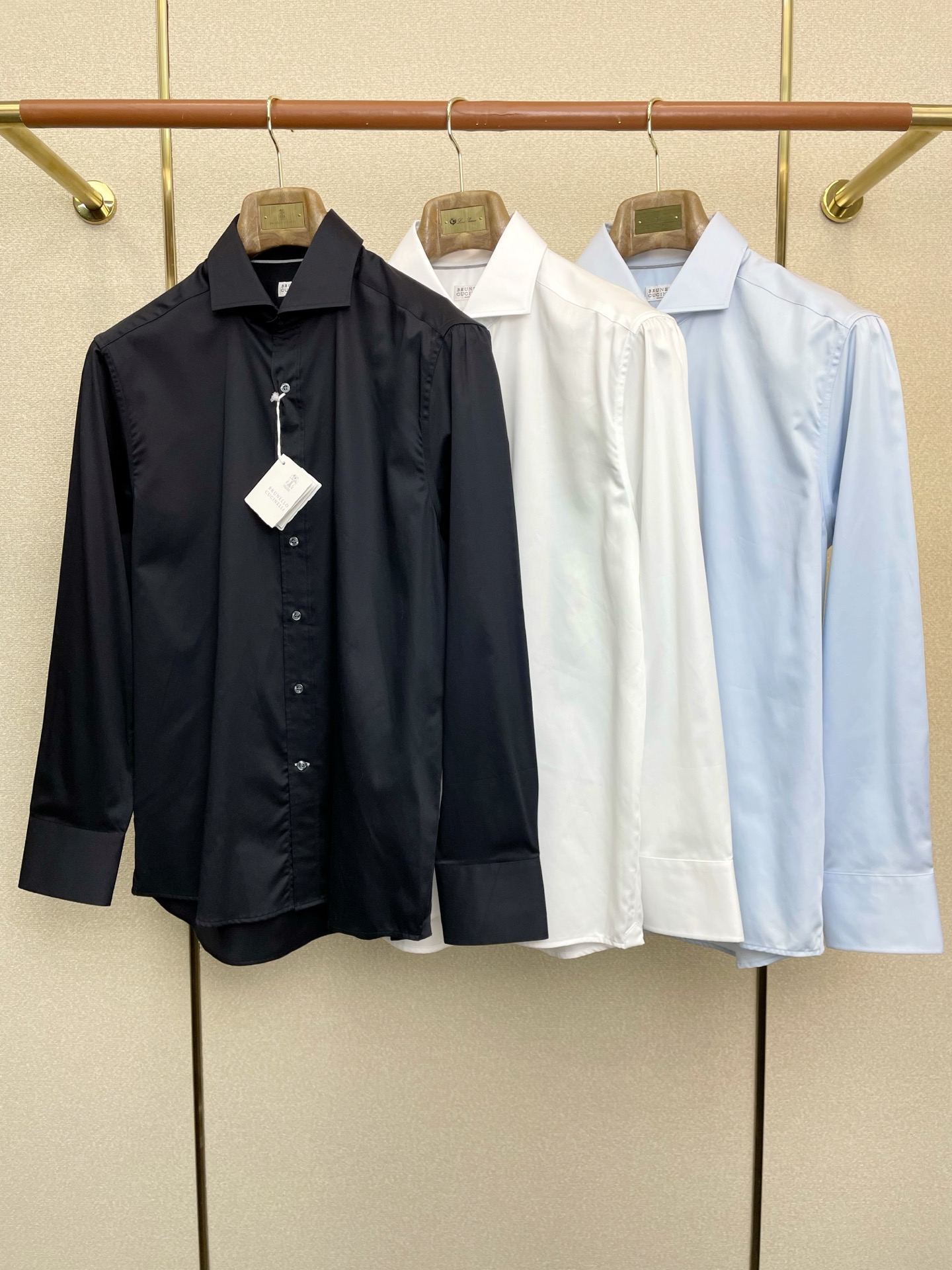 NO:691716,.BC-Brunello Cucinali Brunello Cucinali exclusively supplies new original men's casual shirts. High-end customization. High-end version. Fashionable and versatile imported fabrics. Super soft and delicate feel. Skin-friendly and comfortable to wear. High-end boutique. The upper body is finely made by the factory. It is a must-have item for men. Three labels are complete. Size 38-43, brunello cucinelli, shirts,19860909.BC-Brunello Cucinali布鲁内洛·库奇内利独家专供新款原单男士休闲衬衫 高端定制 高端版本 时尚百搭爆款进口面料 手感超柔软细腻 穿着亲肤舒适 高端精品 代工厂精细做上身非常赞 男士必备单品 三标齐全 码数38-43,,brunello cucinelli,shirts,,Men's clothing