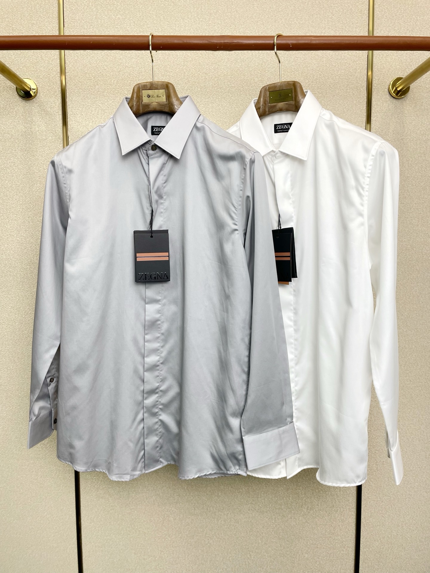 NO:691718,.ZEGNA Zegna exclusively provides new original men's casual shirts. High-end customization. High-end version. Fashionable and versatile imported fabrics. Super soft and delicate feel. Skin-friendly and comfortable to wear. High-end boutique. The upper body is exquisitely made by the factory. A must-have item for men. Complete with three standards. Size 38-43,,zegna,shirts,19860909.ZEGNA杰尼亚独家专供新款原单男士休闲衬衫 高端定制 高端版本 时尚百搭爆款进口面料 手感超柔软细腻 穿着亲肤舒适 高端精品 代工厂精细做上身非常赞 男士必备单品 三标齐全 码数38-43,,zegna,shirts,,Men's clothing