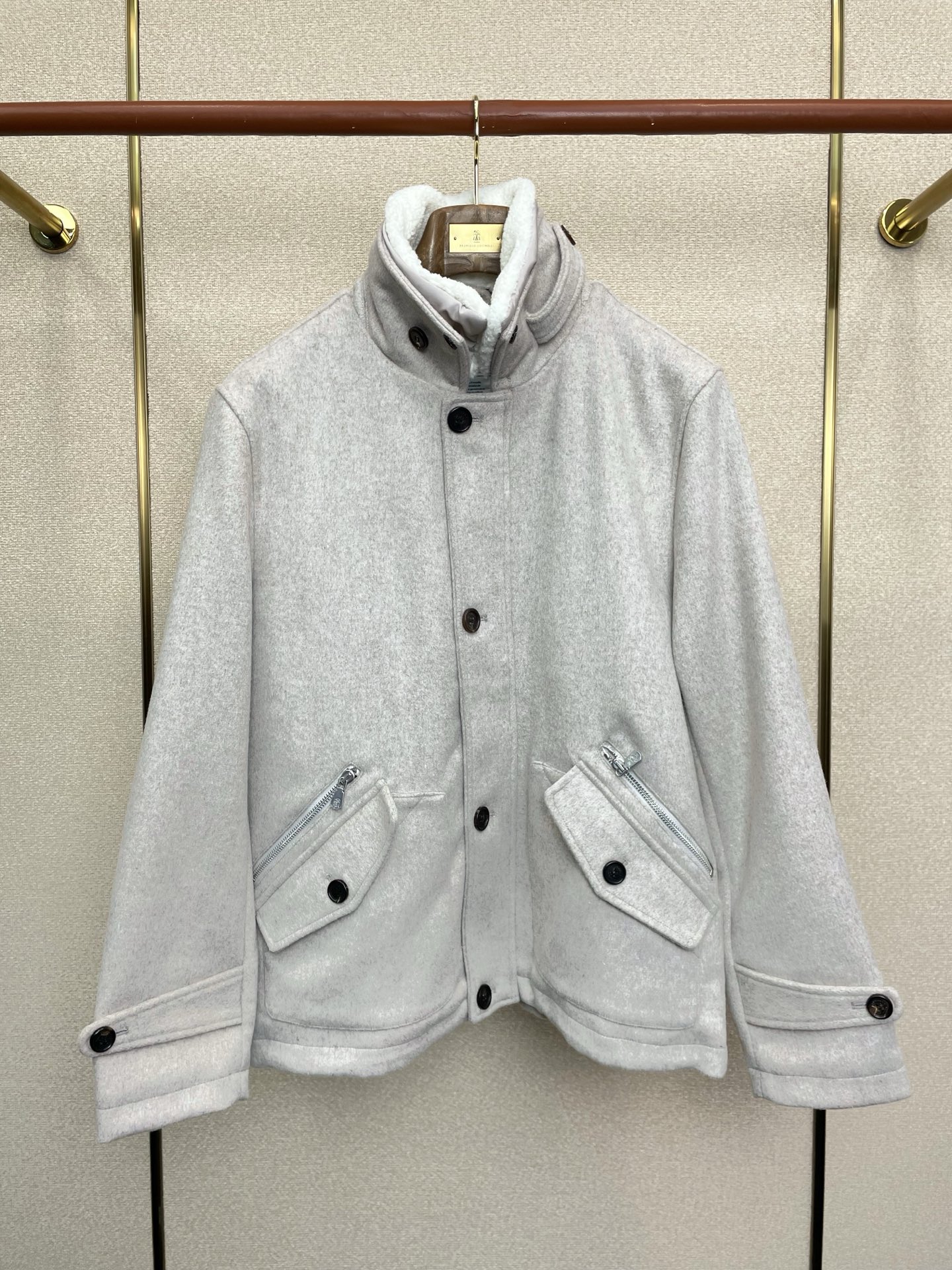 NO:691746,.BC-Brunello Cucineli Brunello Cucineli exclusively provides the latest fashionable stand-up collar jackets. Jackets with classic design and great looks, the quality is impeccable and quality control can be purchased directly. It is a high-end product that cannot be faulted! You can feel its powerful aura through the detailed pictures. It has a remarkable effect of gathering heat and keeping warm, so you don’t have to worry about getting a little chilly! Both fashionable and functional, the whole style looks more luxurious! Sizes 48-56,, brunello cucinelli, jackets & coats,19860909.BC-Brunello Cucineli 布鲁内洛·库奇内利独家专供最新时尚立领外套.经典设计感与颜值爆棚的外套,品质更是无法挑剔品控可以直接入手,不容过错的高端臻品！通过细节图片便可感受到它强悍的气场,聚温保暖效果显著,完全不用担心会有一点寒意！时尚与功能性兼备,整款显得更加的奢华大气！ 尺码48-56,,brunello cucinelli,jackets & coats,,Men's clothing