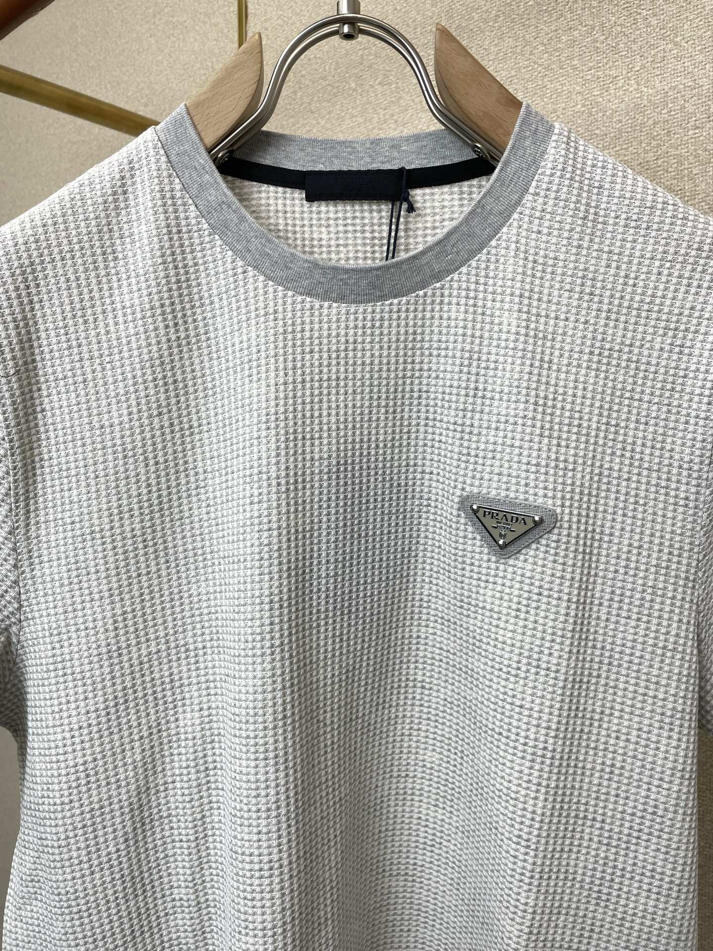 。Prada普拉达💥砸锅卖铁都要上的新款新款原单男士休闲短袖 高端定制 高端版本 时尚百搭爆款⚠️⚠️✨