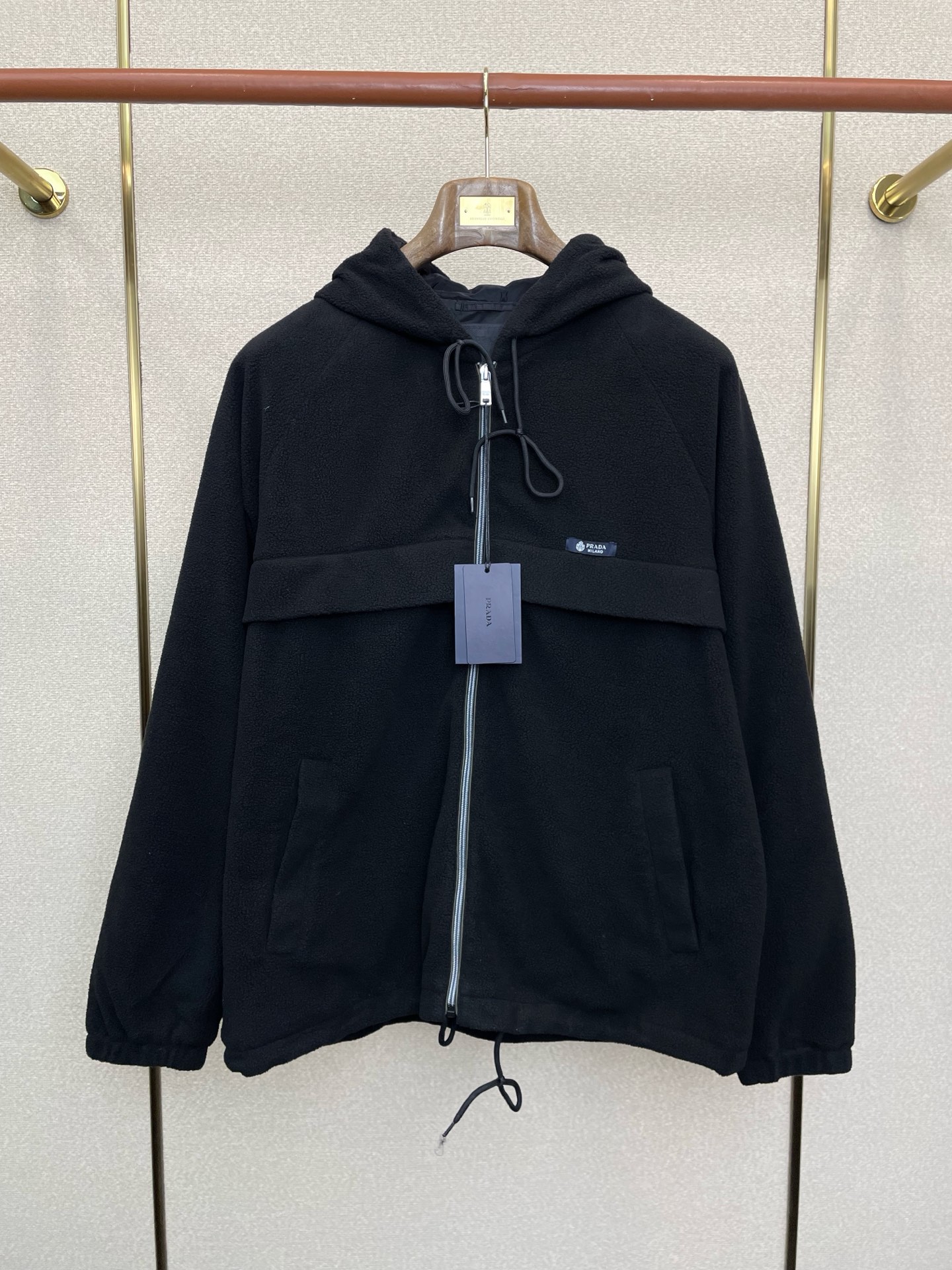 。Prada普拉达💥砸锅卖铁都要上的新款最新时尚徽标连帽拉链夹克 经典设计感与颜值爆棚的外套，品质更是无