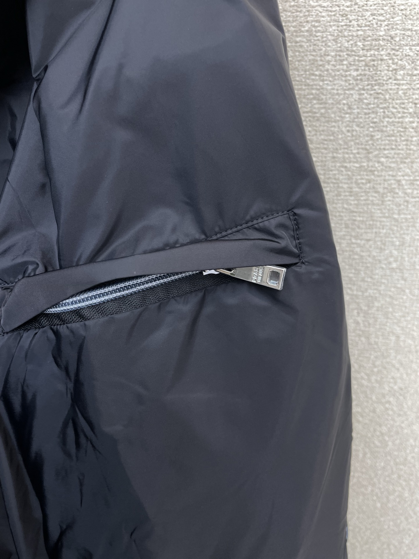 。Prada普拉达💥砸锅卖铁都要上的新款最新时尚徽标连帽拉链夹克 经典设计感与颜值爆棚的外套，品质更是无