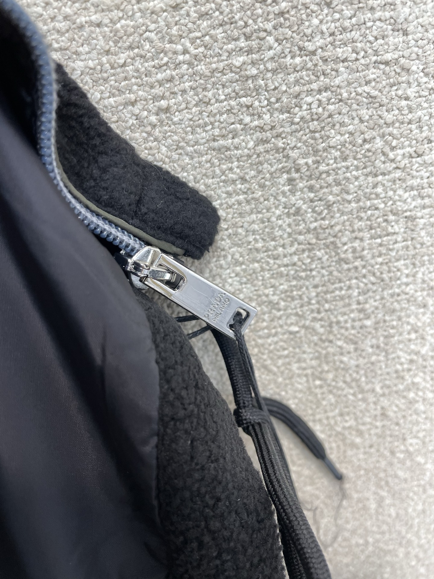 。Prada普拉达💥砸锅卖铁都要上的新款最新时尚徽标连帽拉链夹克 经典设计感与颜值爆棚的外套，品质更是无