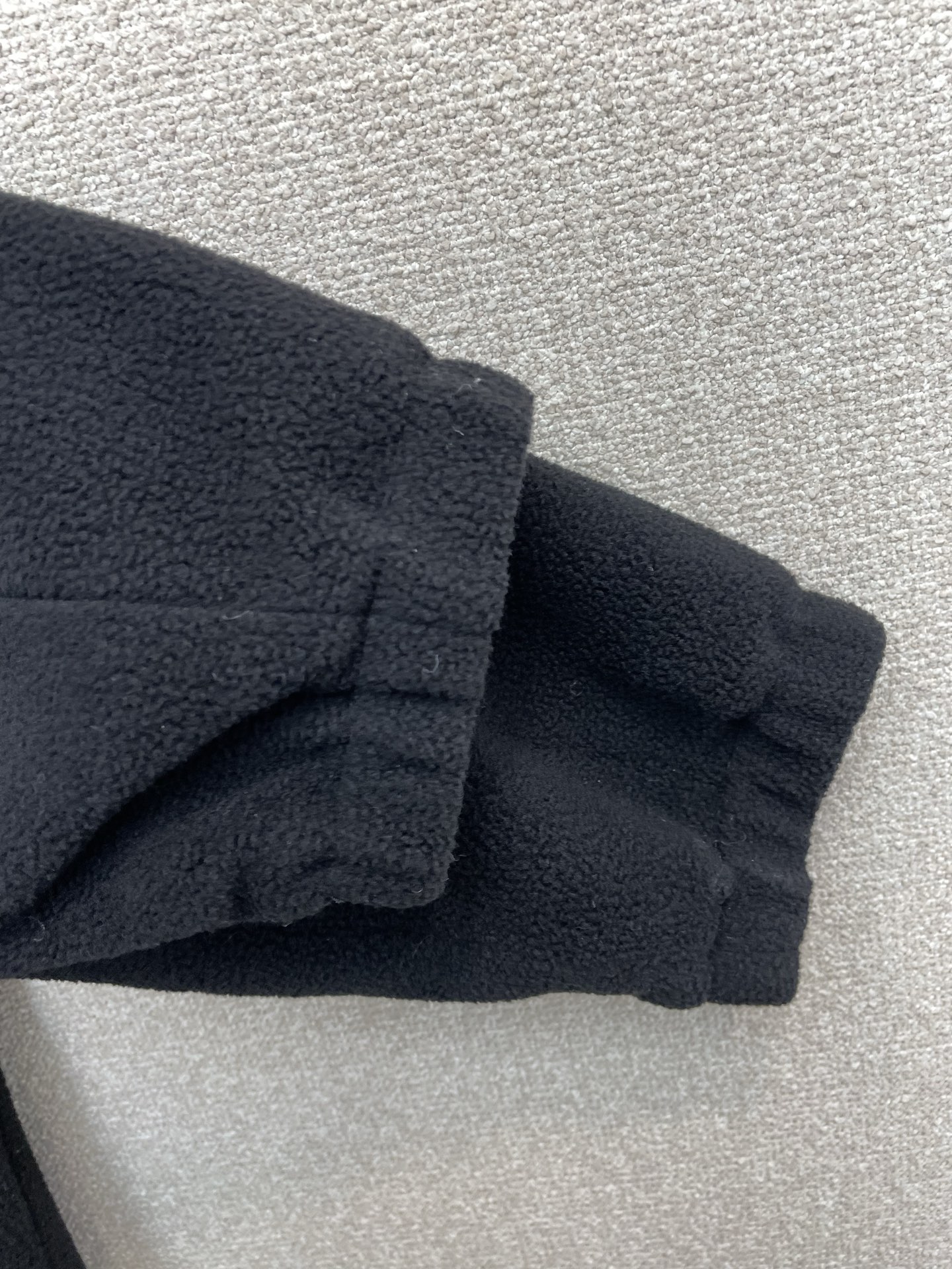 。Prada普拉达💥砸锅卖铁都要上的新款最新时尚徽标连帽拉链夹克 经典设计感与颜值爆棚的外套，品质更是无