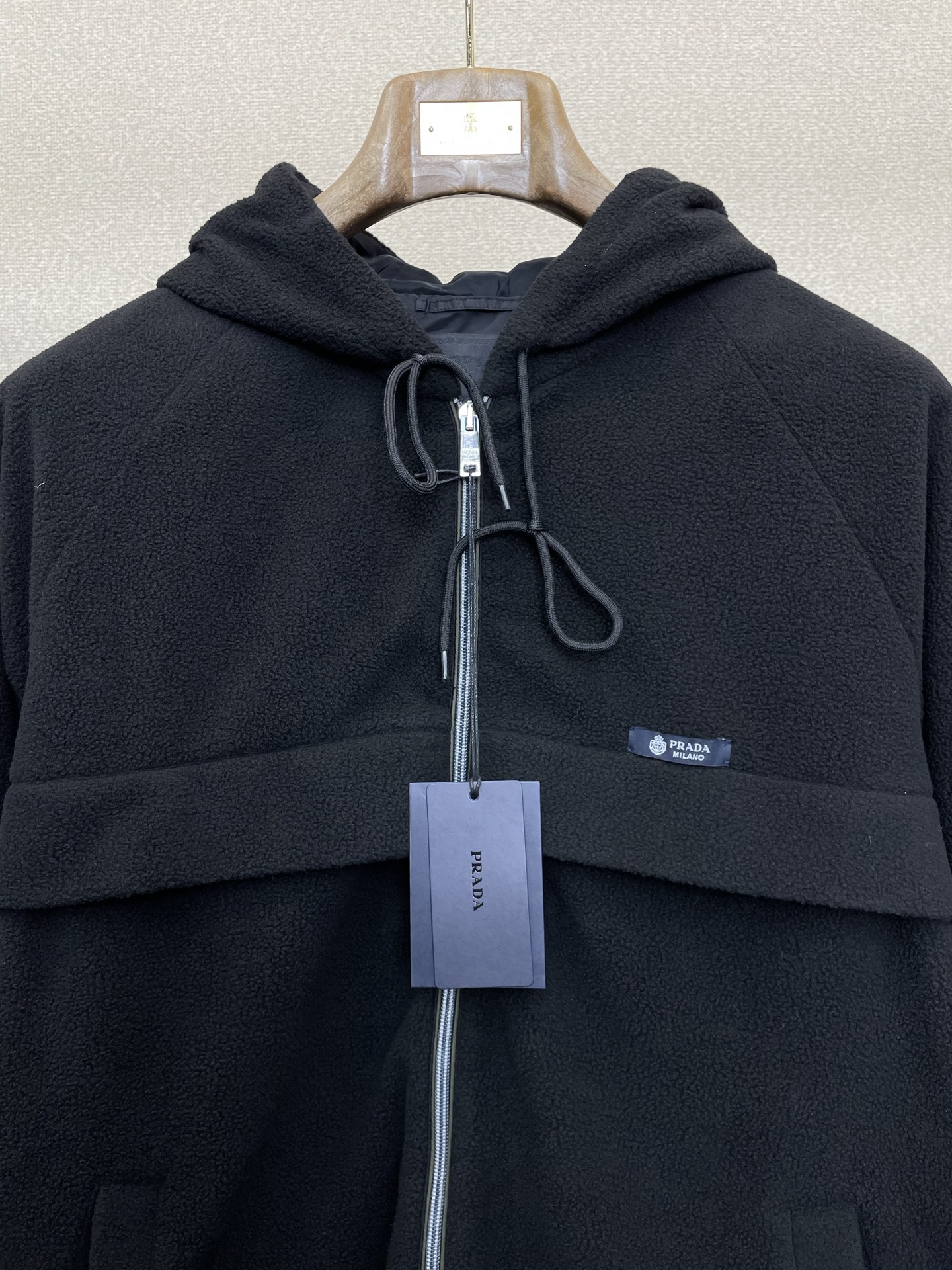 。Prada普拉达💥砸锅卖铁都要上的新款最新时尚徽标连帽拉链夹克 经典设计感与颜值爆棚的外套，品质更是无