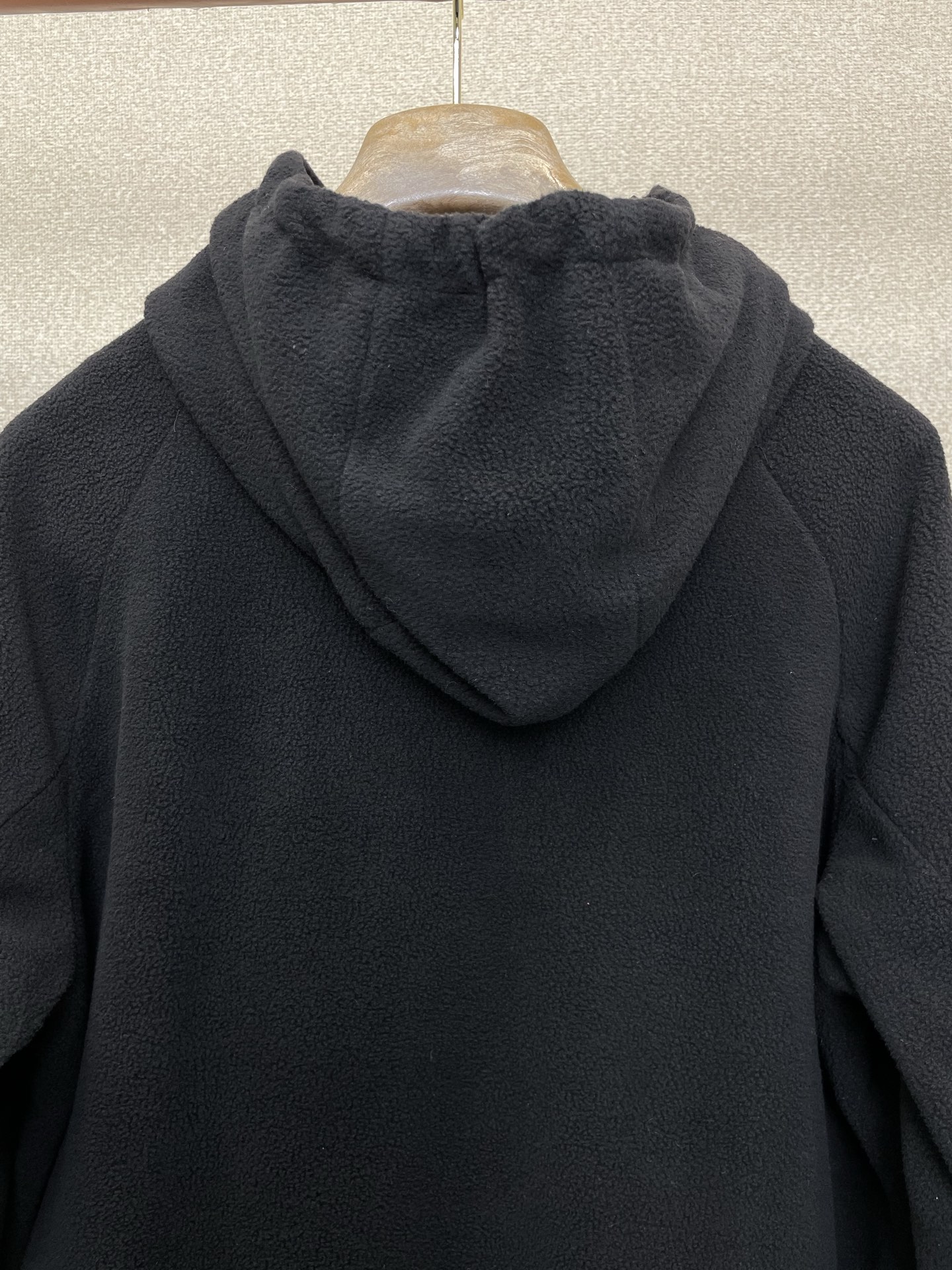 。Prada普拉达💥砸锅卖铁都要上的新款最新时尚徽标连帽拉链夹克 经典设计感与颜值爆棚的外套，品质更是无