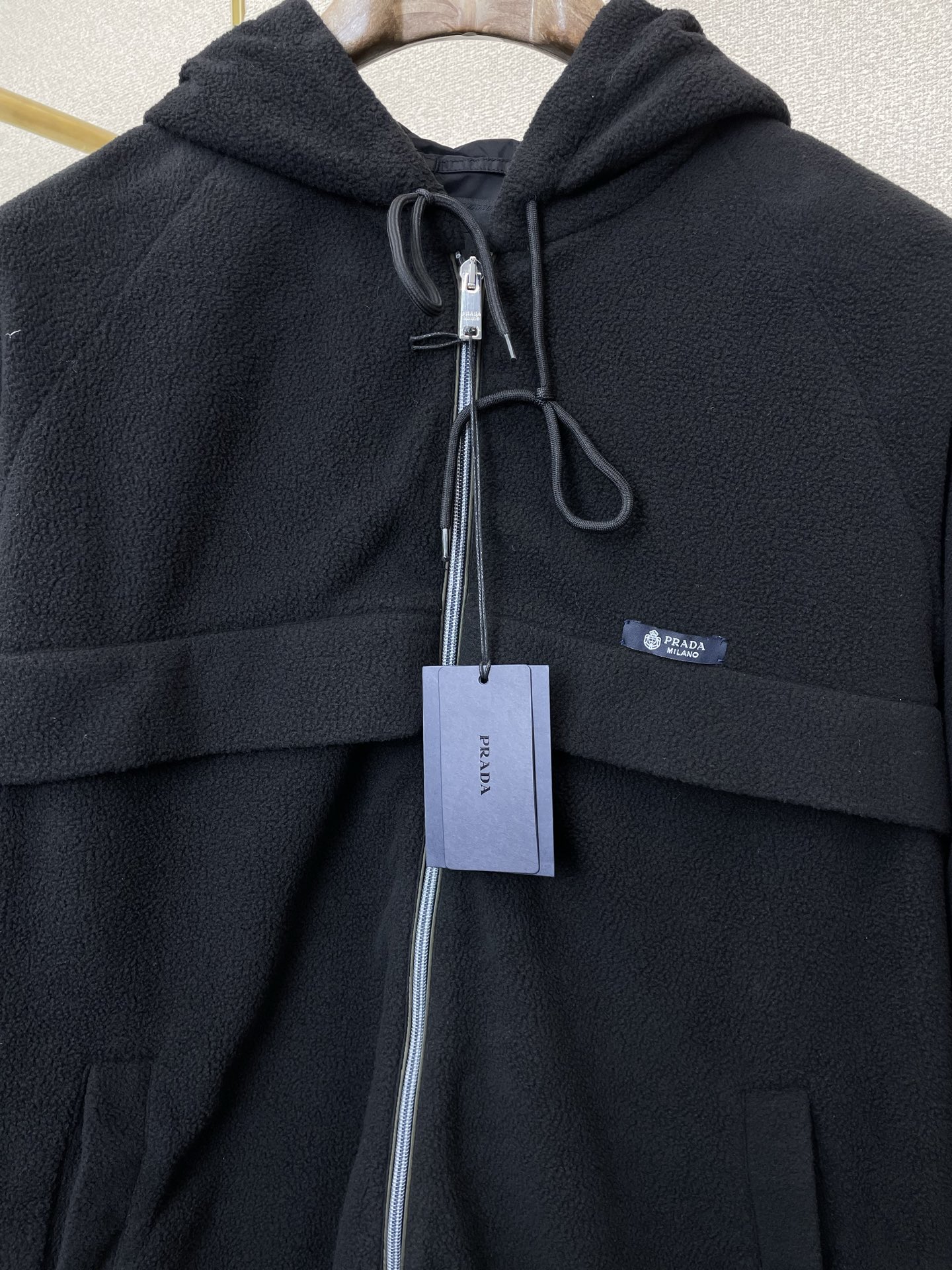 。Prada普拉达💥砸锅卖铁都要上的新款最新时尚徽标连帽拉链夹克 经典设计感与颜值爆棚的外套，品质更是无
