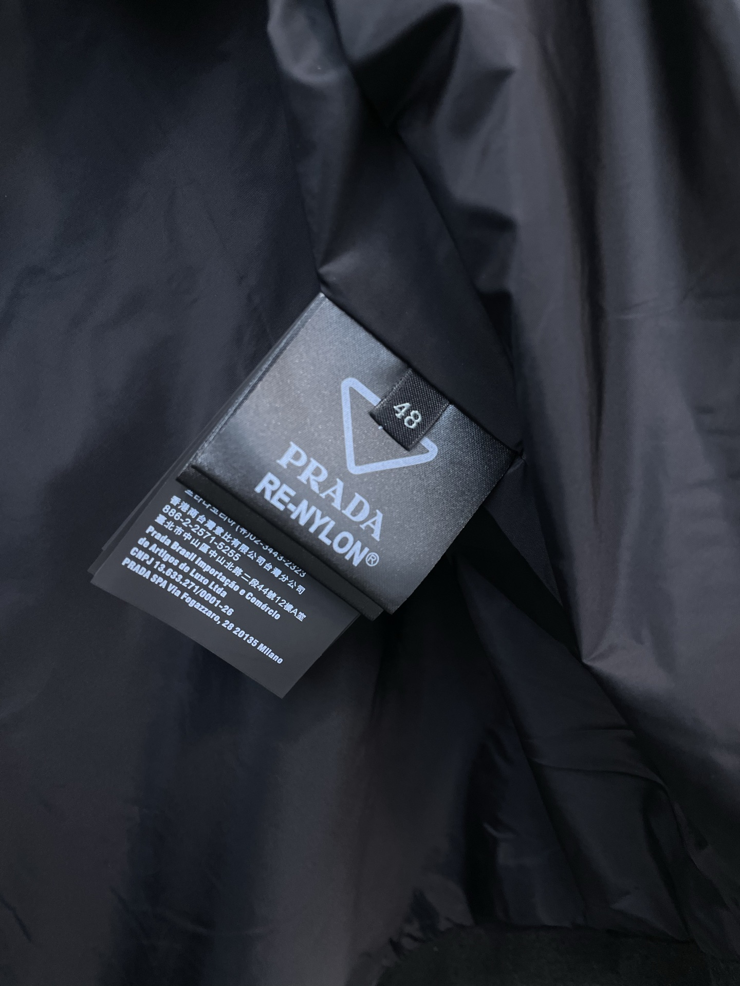 。Prada普拉达💥砸锅卖铁都要上的新款最新时尚徽标连帽拉链夹克 经典设计感与颜值爆棚的外套，品质更是无