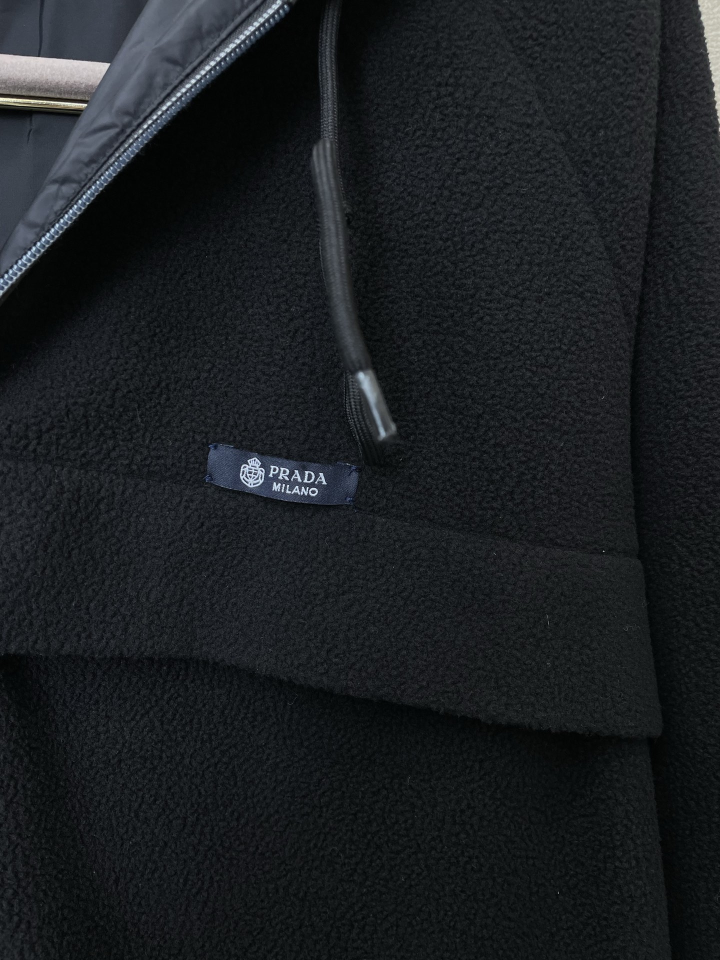 。Prada普拉达💥砸锅卖铁都要上的新款最新时尚徽标连帽拉链夹克 经典设计感与颜值爆棚的外套，品质更是无