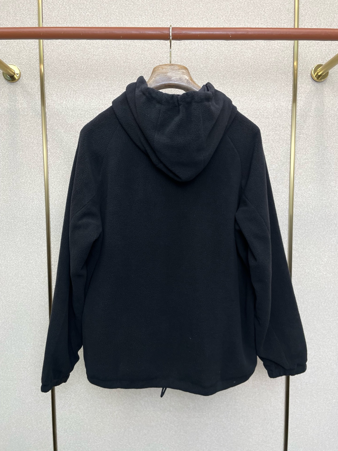 。Prada普拉达💥砸锅卖铁都要上的新款最新时尚徽标连帽拉链夹克 经典设计感与颜值爆棚的外套，品质更是无