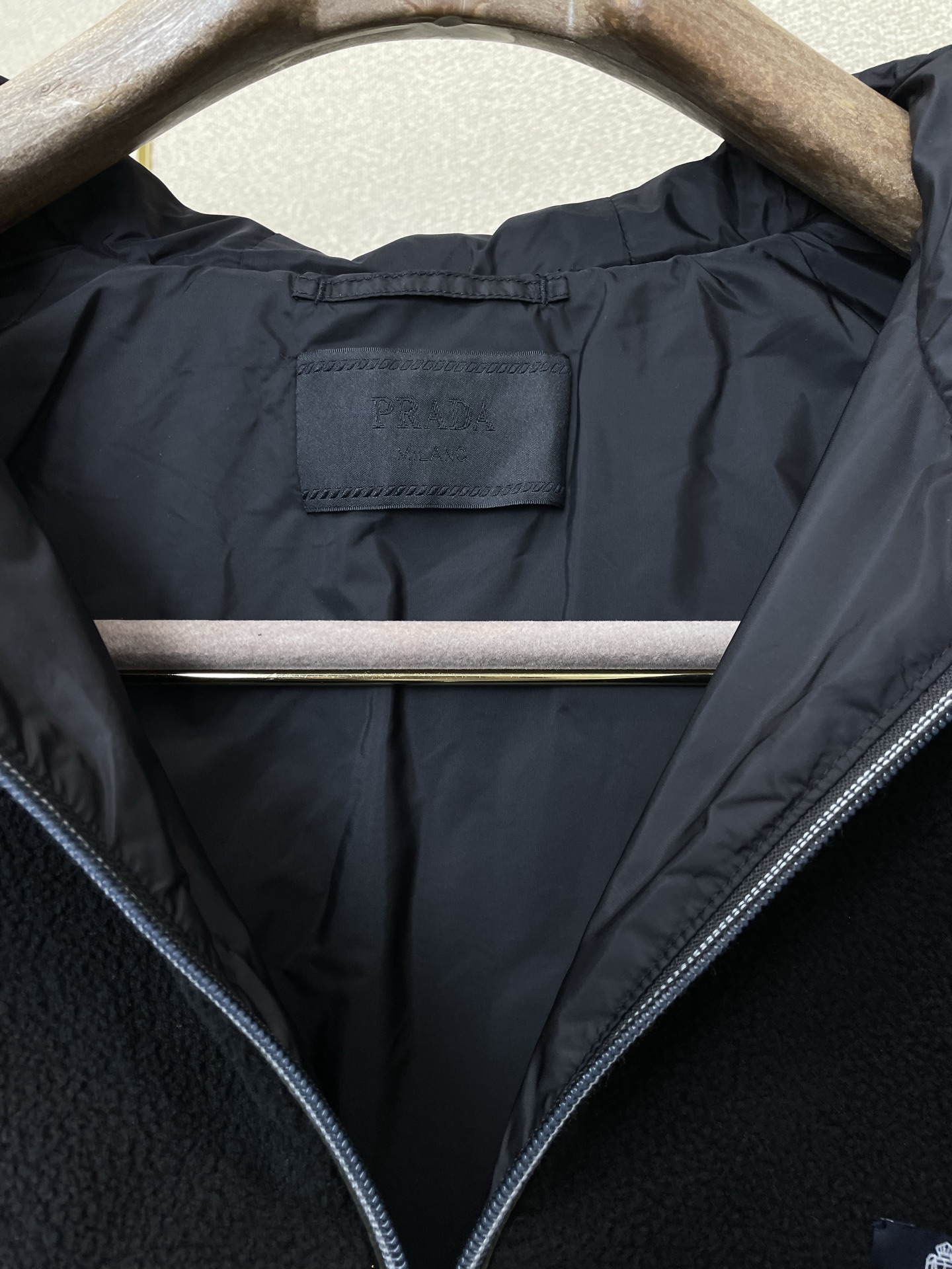 。Prada普拉达💥砸锅卖铁都要上的新款最新时尚徽标连帽拉链夹克 经典设计感与颜值爆棚的外套，品质更是无