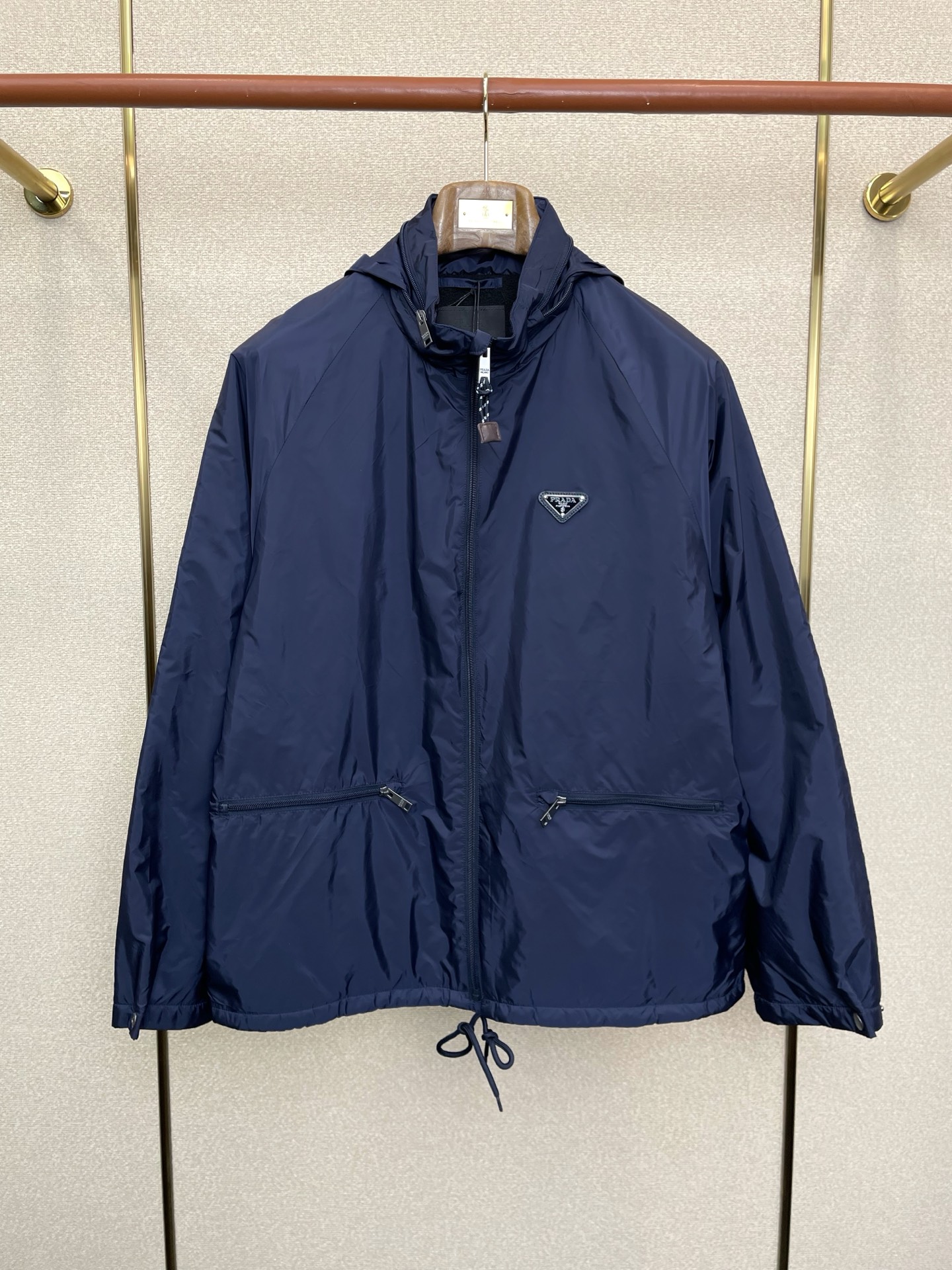 。Prada普拉达💥砸锅卖铁都要上的新款最新时尚徽标连帽拉链夹克 经典设计感与颜值爆棚的外套，品质更是无