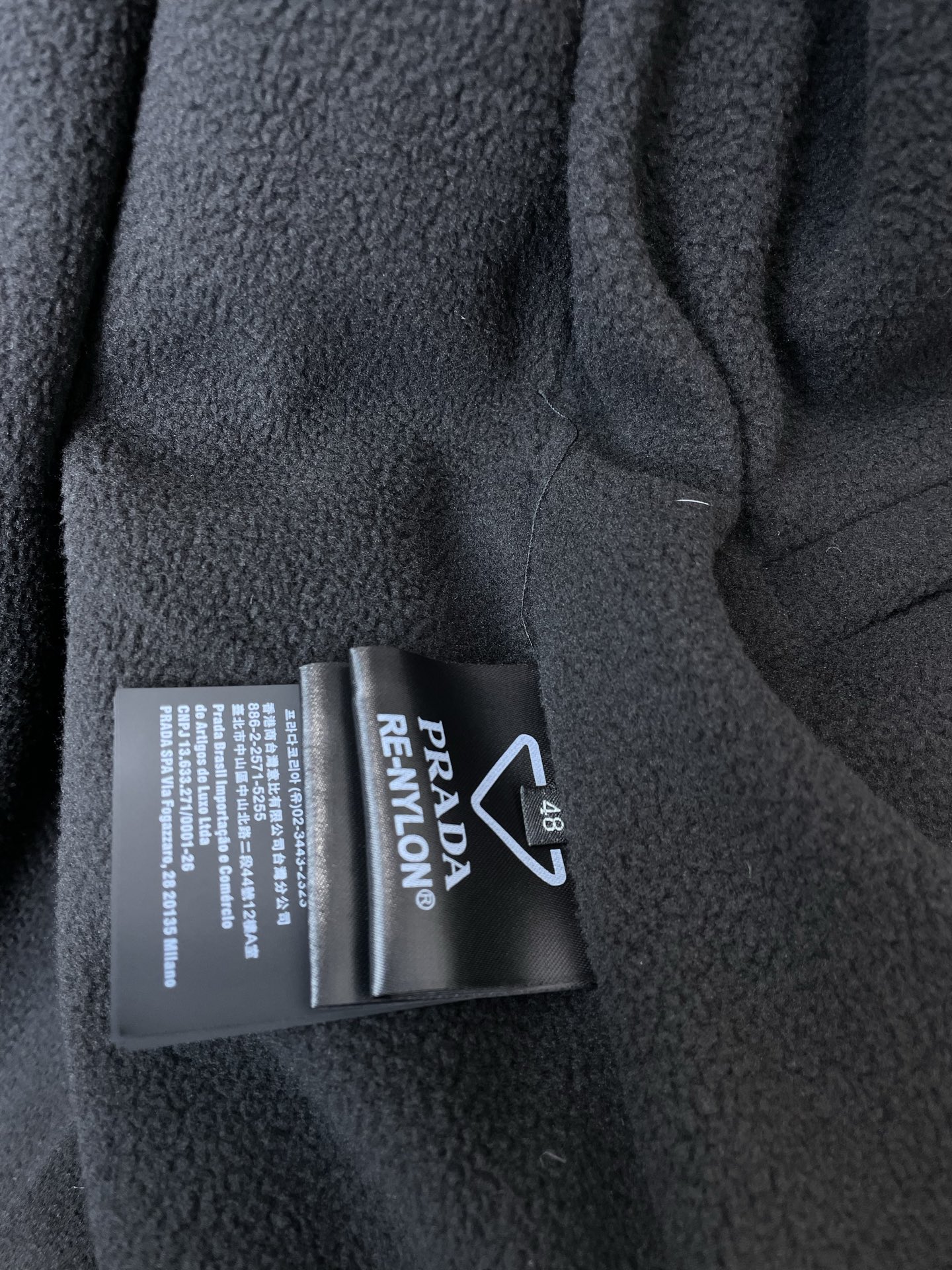 。Prada普拉达💥砸锅卖铁都要上的新款最新时尚徽标连帽拉链夹克 经典设计感与颜值爆棚的外套，品质更是无