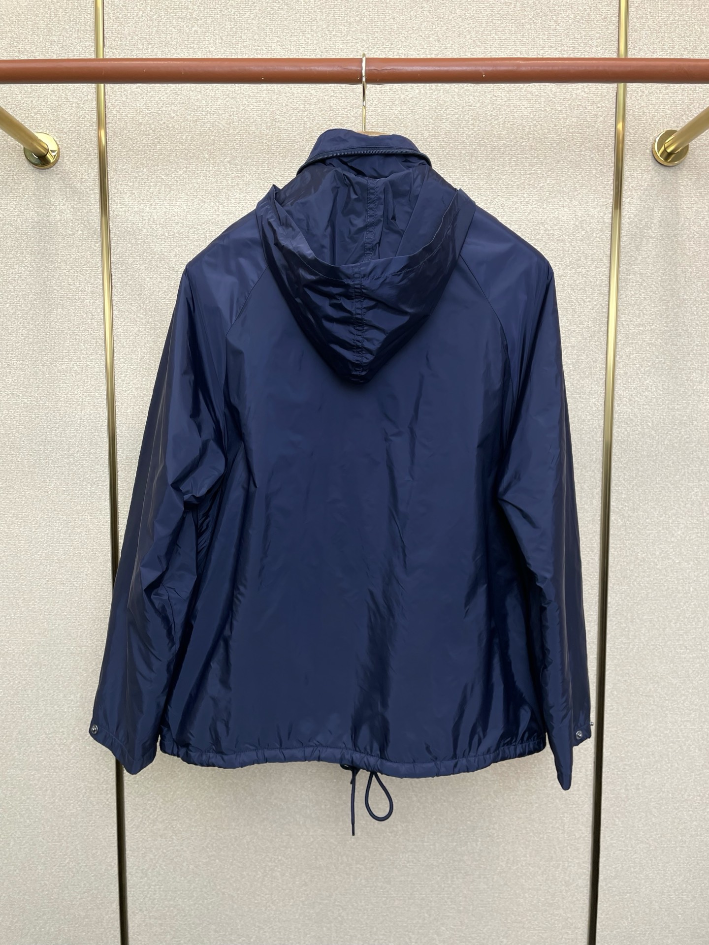 。Prada普拉达💥砸锅卖铁都要上的新款最新时尚徽标连帽拉链夹克 经典设计感与颜值爆棚的外套，品质更是无