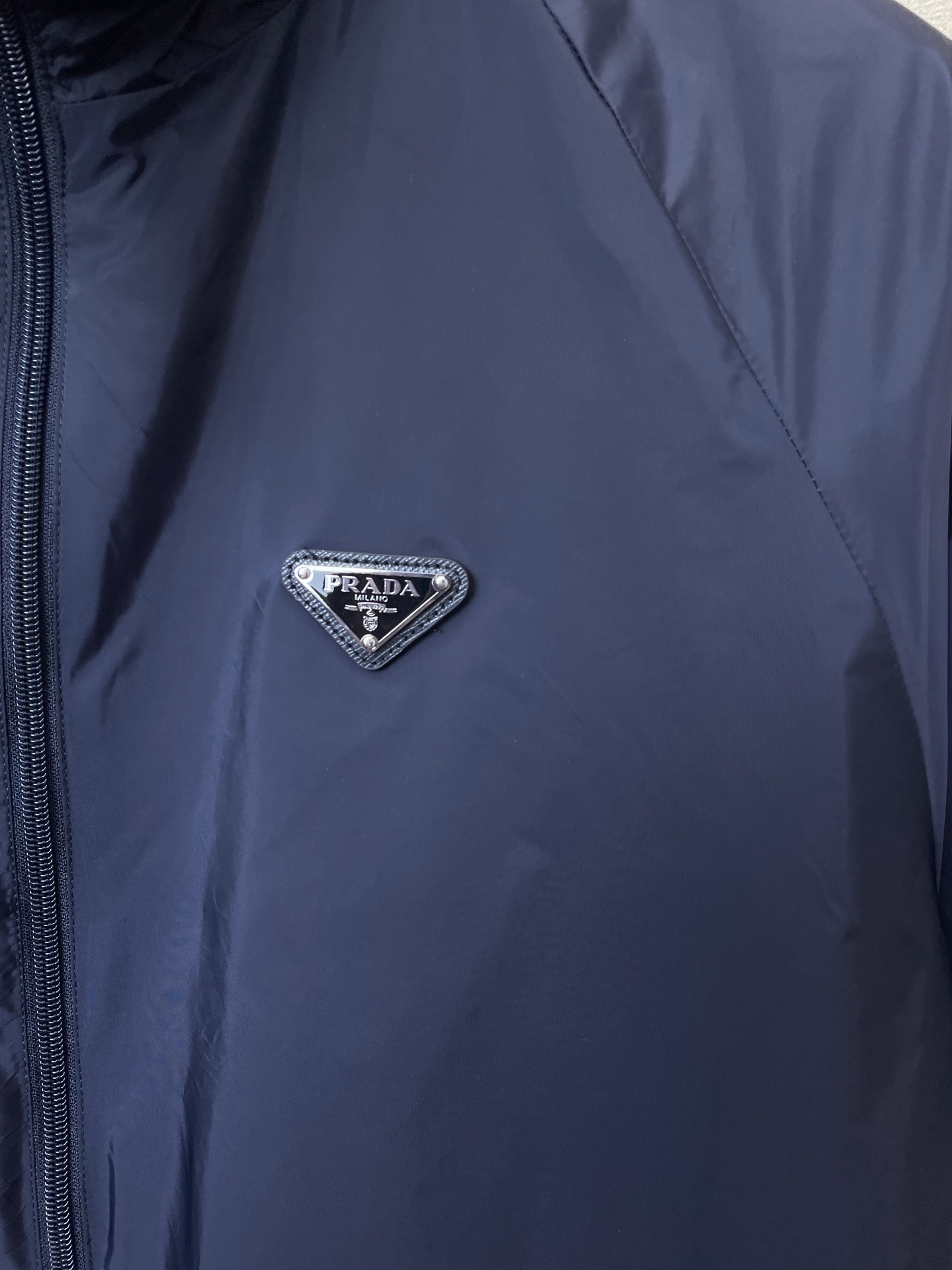 。Prada普拉达💥砸锅卖铁都要上的新款最新时尚徽标连帽拉链夹克 经典设计感与颜值爆棚的外套，品质更是无