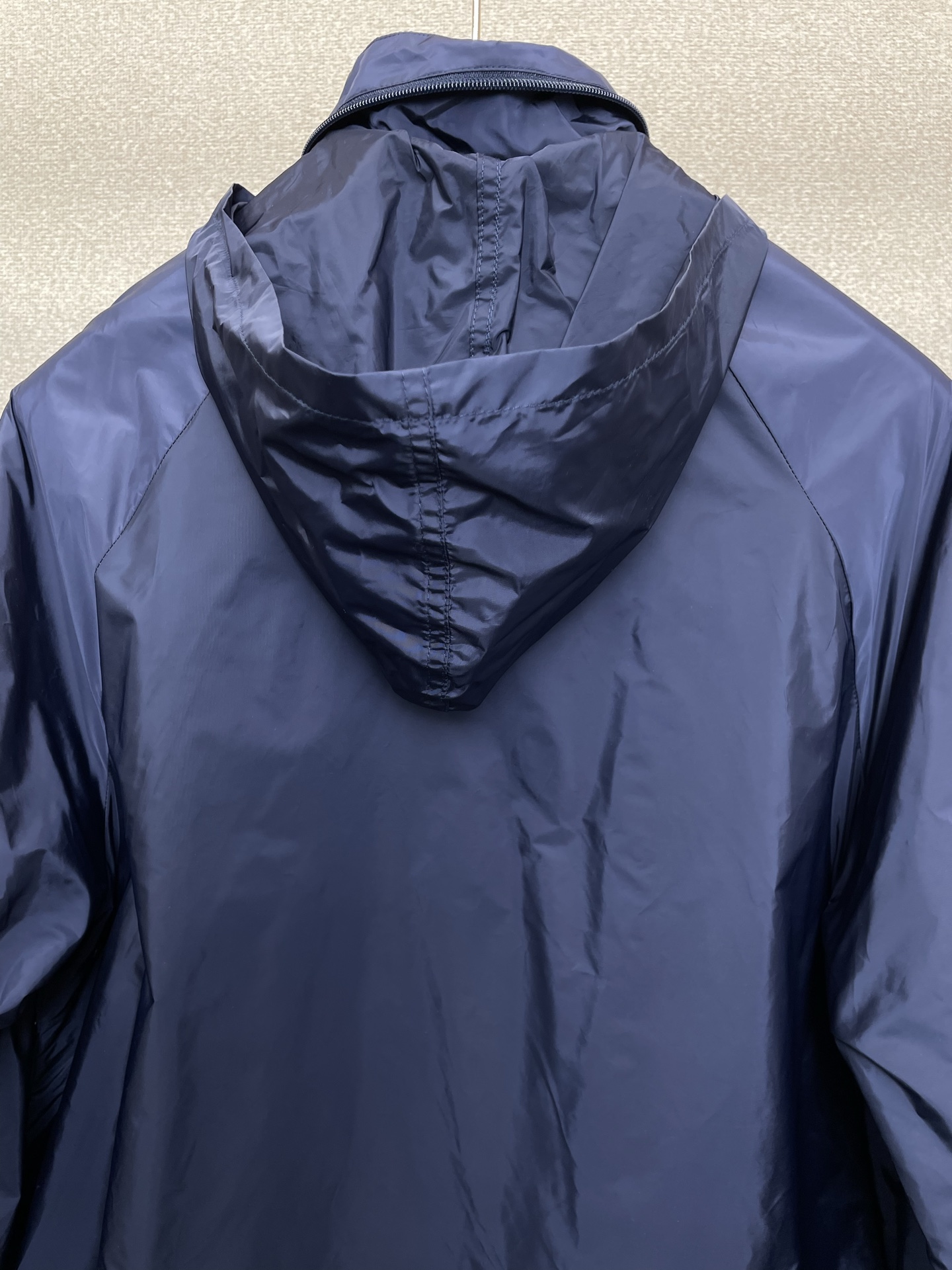 。Prada普拉达💥砸锅卖铁都要上的新款最新时尚徽标连帽拉链夹克 经典设计感与颜值爆棚的外套，品质更是无