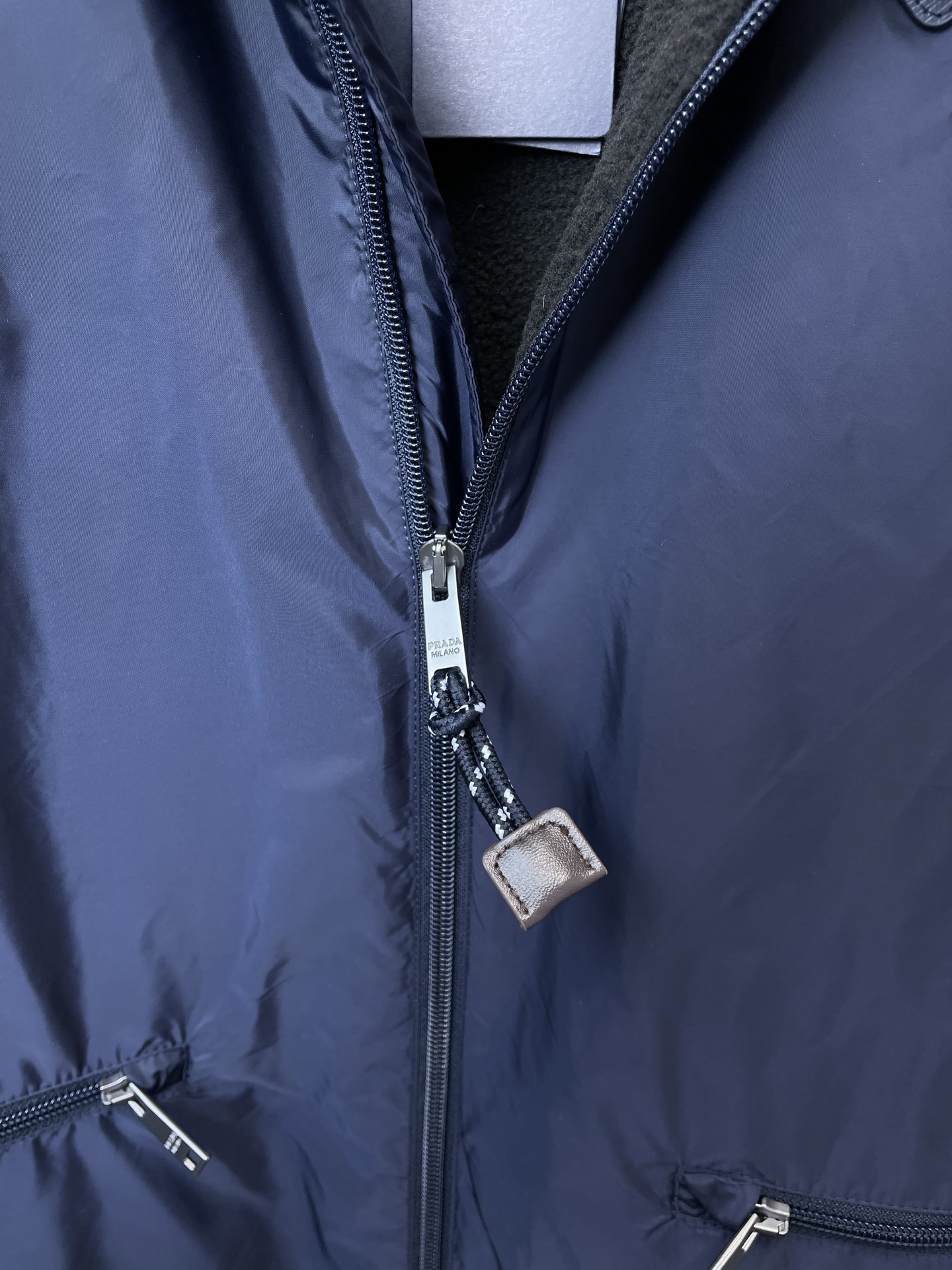 。Prada普拉达💥砸锅卖铁都要上的新款最新时尚徽标连帽拉链夹克 经典设计感与颜值爆棚的外套，品质更是无