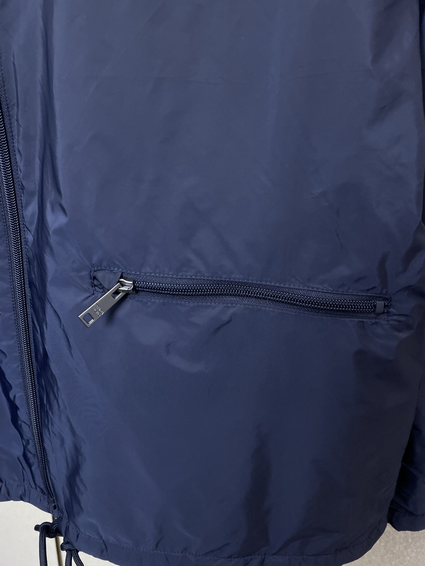 。Prada普拉达💥砸锅卖铁都要上的新款最新时尚徽标连帽拉链夹克 经典设计感与颜值爆棚的外套，品质更是无