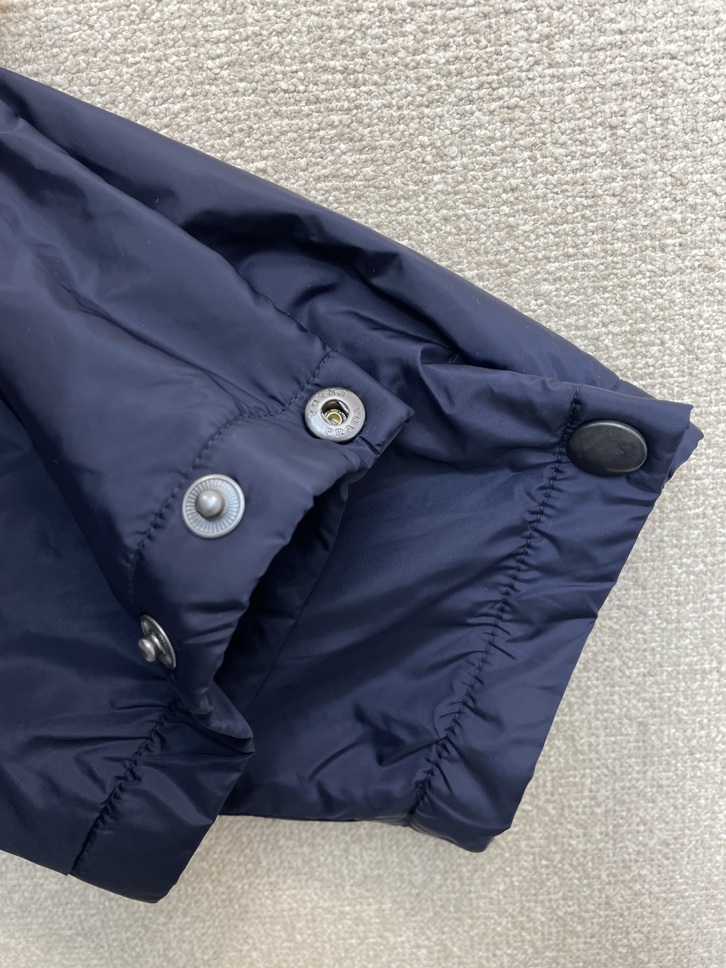 。Prada普拉达💥砸锅卖铁都要上的新款最新时尚徽标连帽拉链夹克 经典设计感与颜值爆棚的外套，品质更是无