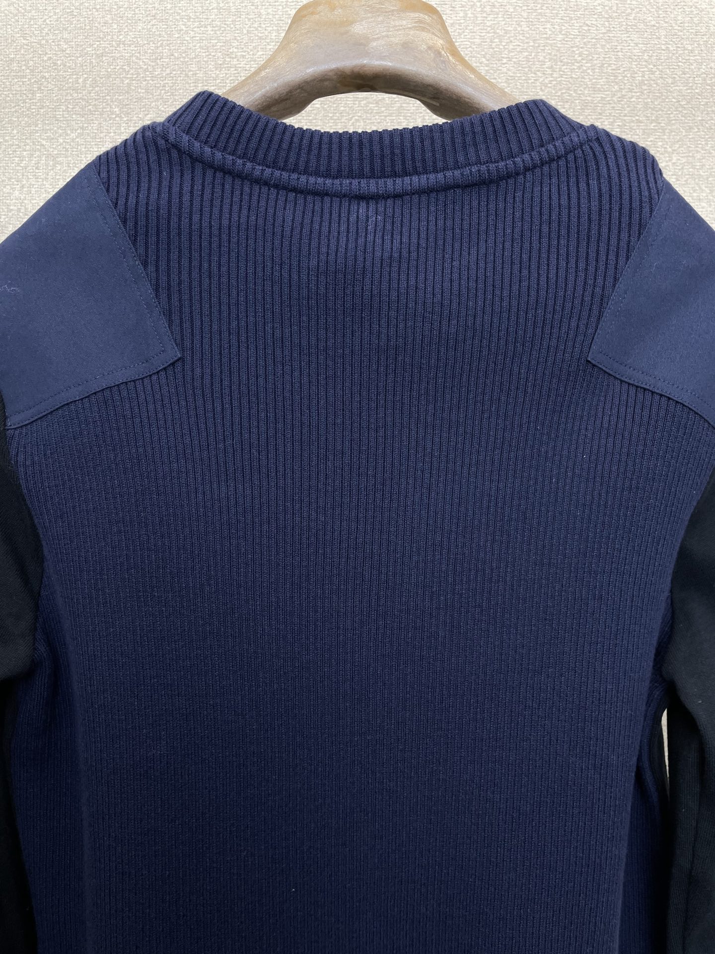 。LOEWE罗意威💥砸锅卖铁都要上的新款最新时尚棉质混纺拼色长袖针织衫 经典设计感与颜值爆棚的外套，品质