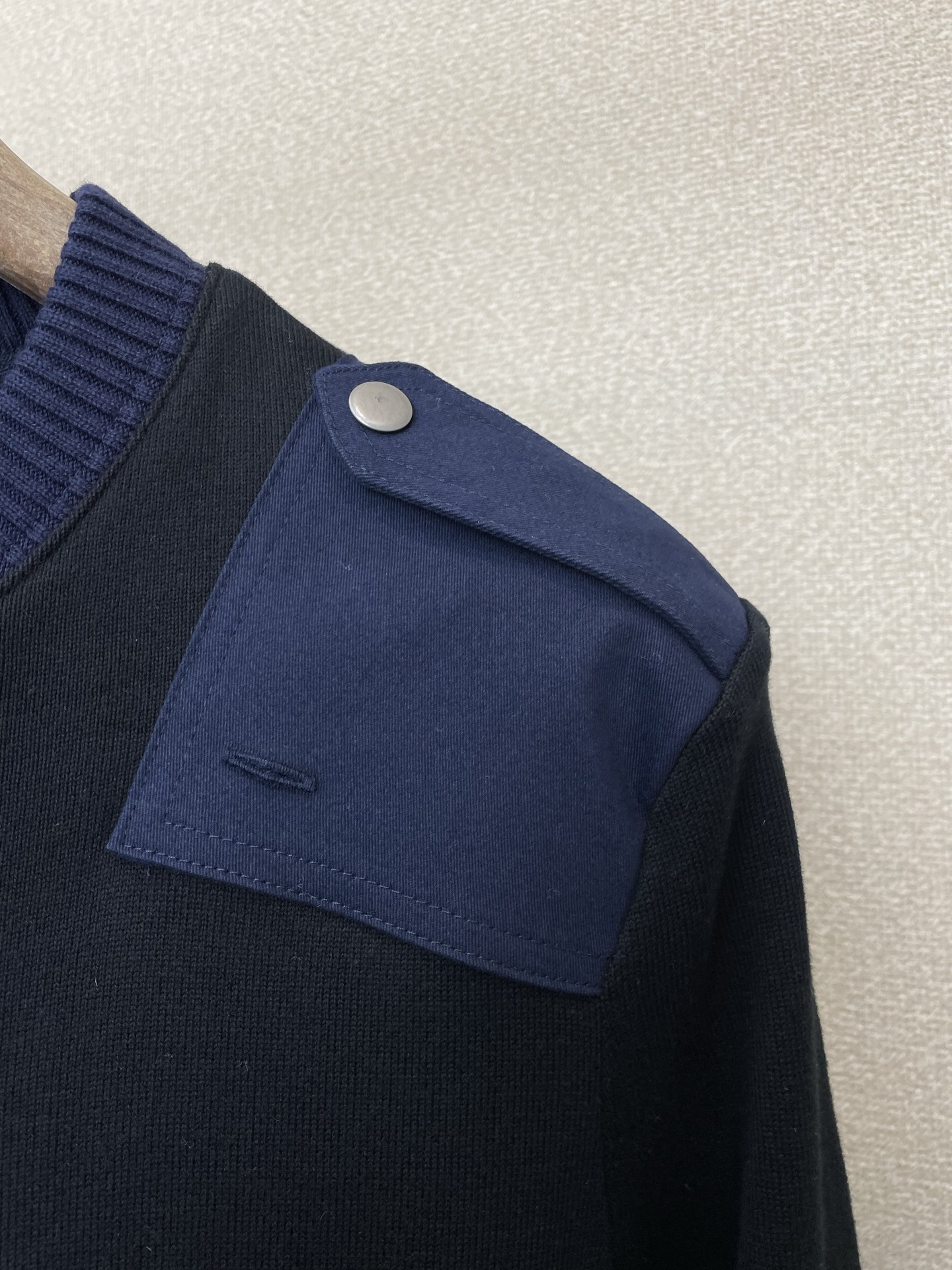 。LOEWE罗意威💥砸锅卖铁都要上的新款最新时尚棉质混纺拼色长袖针织衫 经典设计感与颜值爆棚的外套，品质