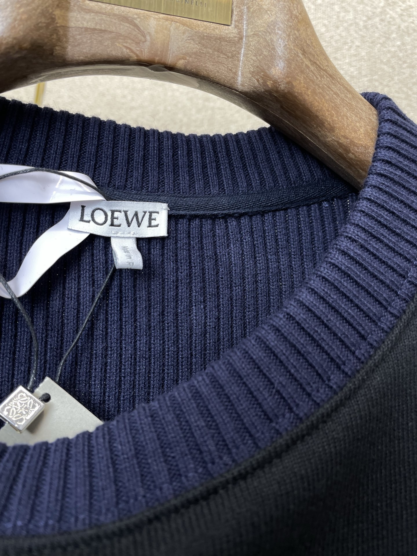 。LOEWE罗意威💥砸锅卖铁都要上的新款最新时尚棉质混纺拼色长袖针织衫 经典设计感与颜值爆棚的外套，品质