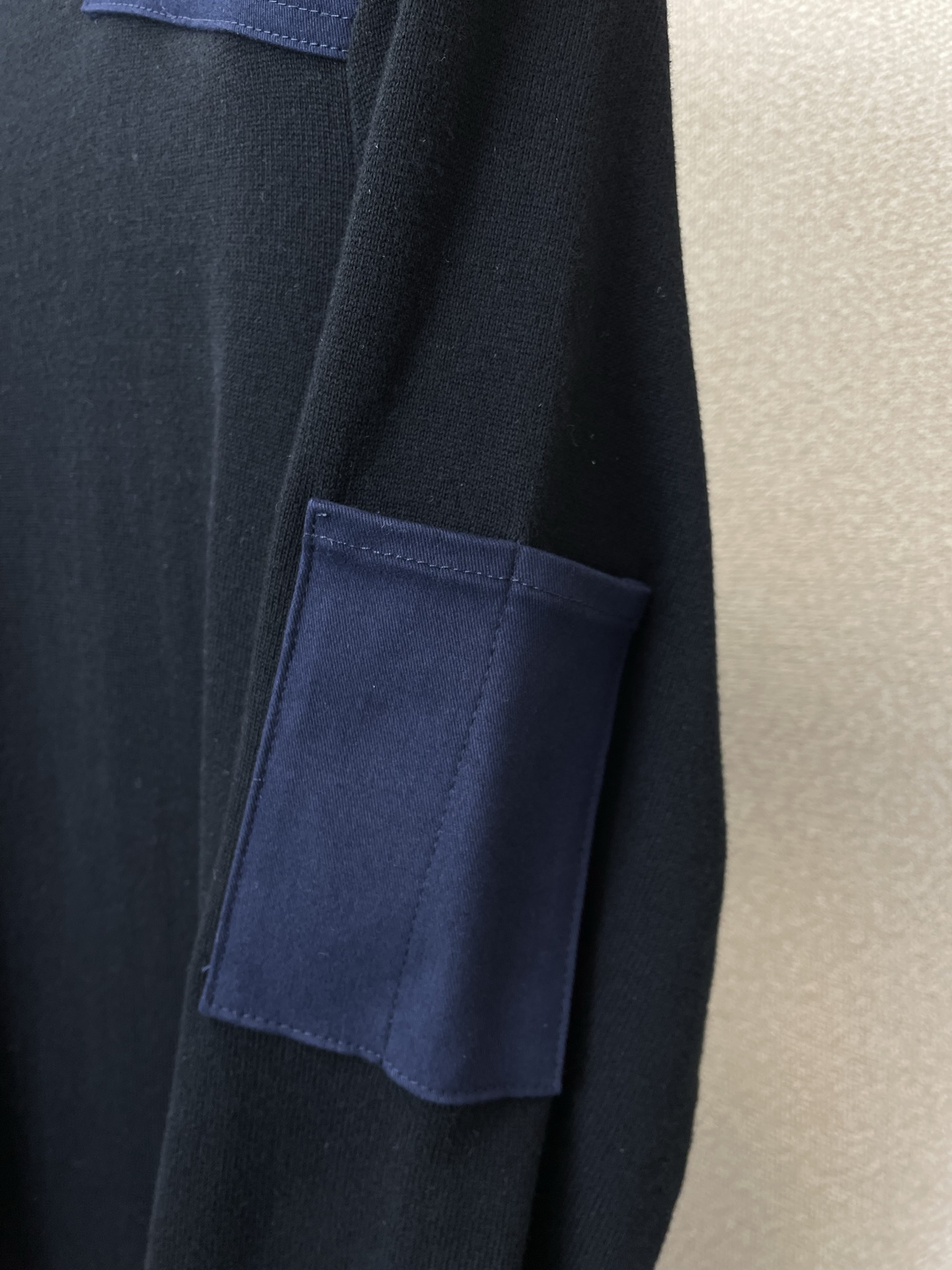 。LOEWE罗意威💥砸锅卖铁都要上的新款最新时尚棉质混纺拼色长袖针织衫 经典设计感与颜值爆棚的外套，品质