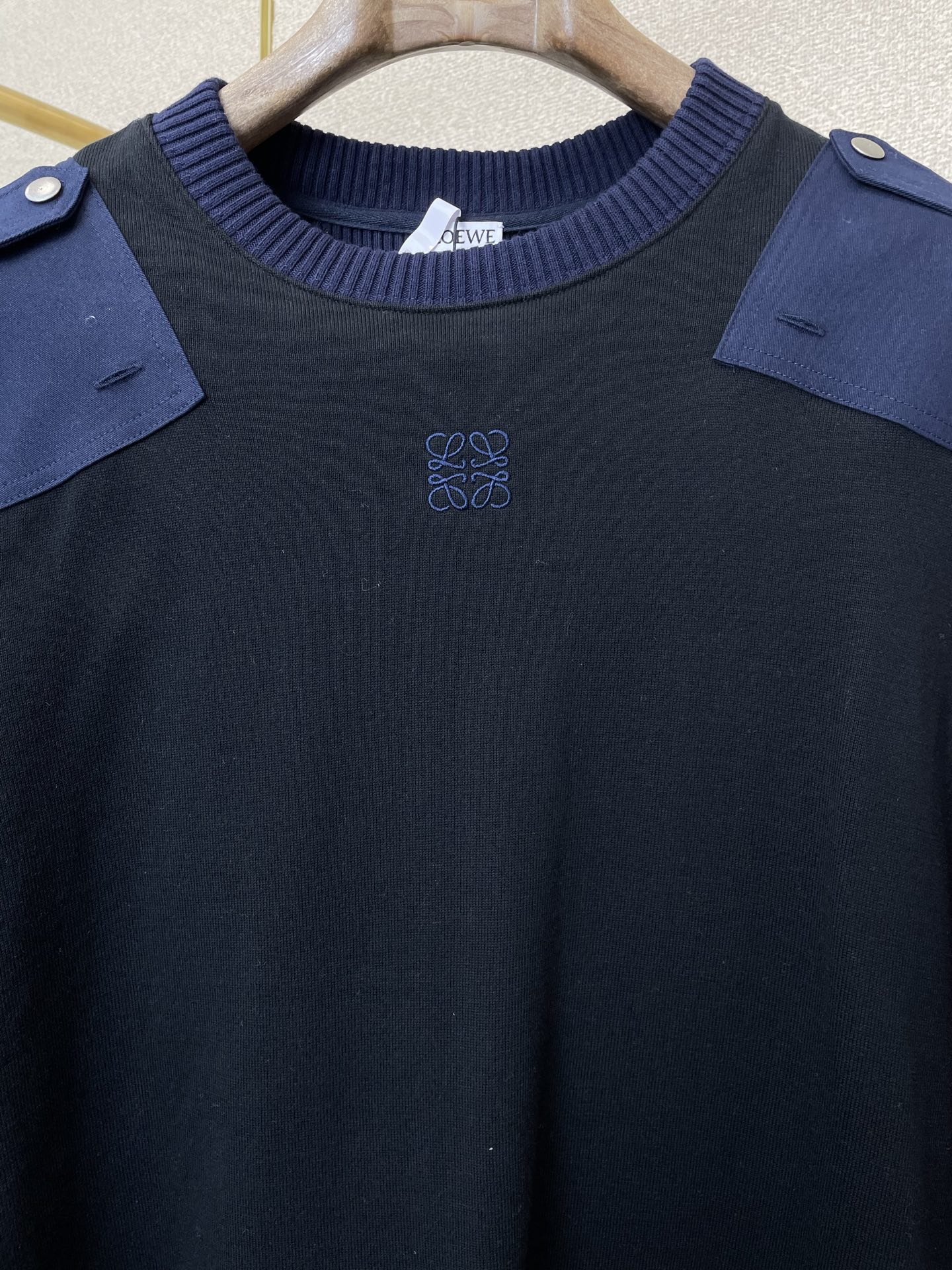 。LOEWE罗意威💥砸锅卖铁都要上的新款最新时尚棉质混纺拼色长袖针织衫 经典设计感与颜值爆棚的外套，品质