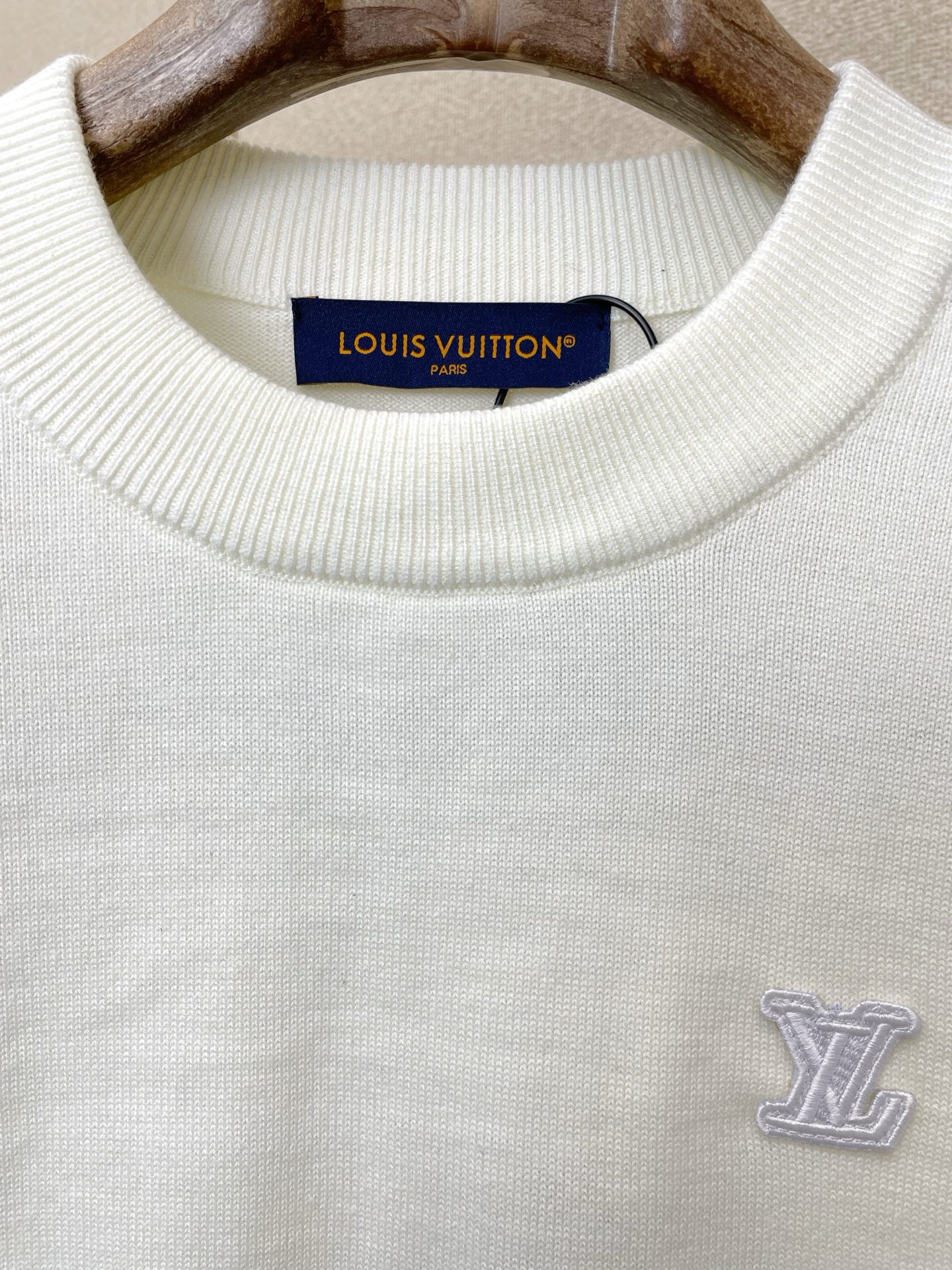 。Louis Vuitton路易威登💥砸锅卖铁都要上的新款最新时尚毛衣 经典设计感与颜值爆棚的外套，品质