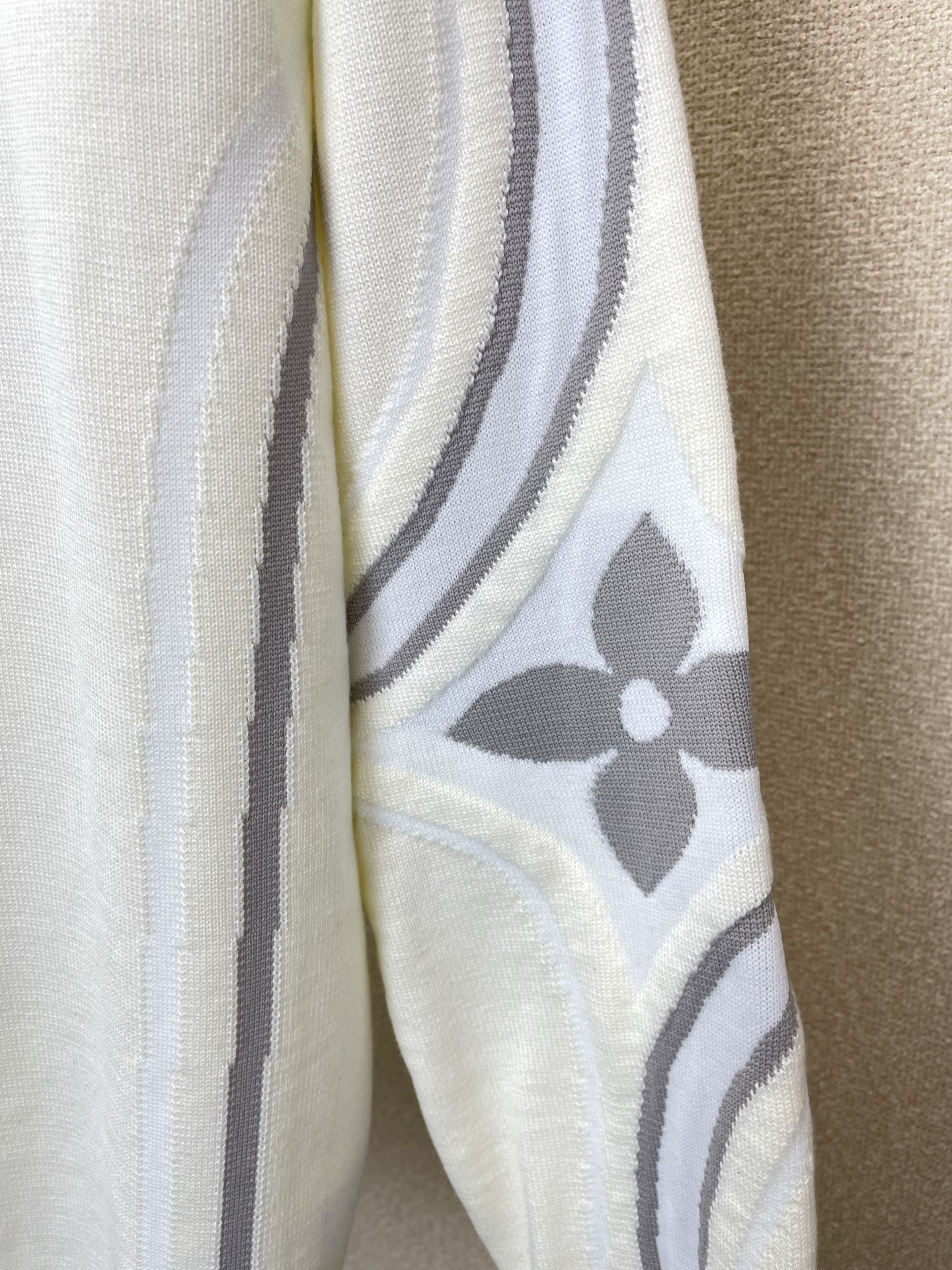 。Louis Vuitton路易威登💥砸锅卖铁都要上的新款最新时尚毛衣 经典设计感与颜值爆棚的外套，品质