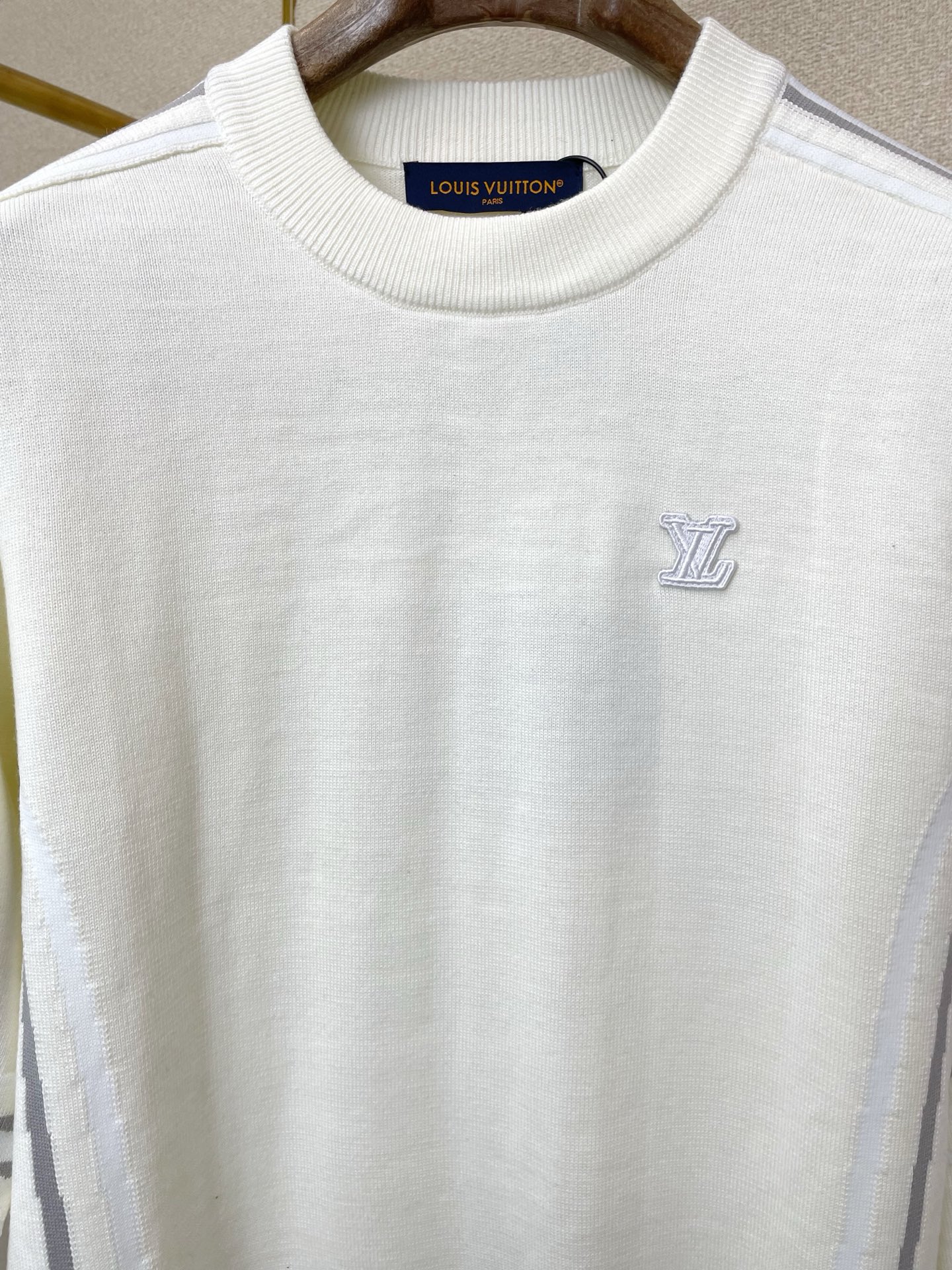 。Louis Vuitton路易威登💥砸锅卖铁都要上的新款最新时尚毛衣 经典设计感与颜值爆棚的外套，品质