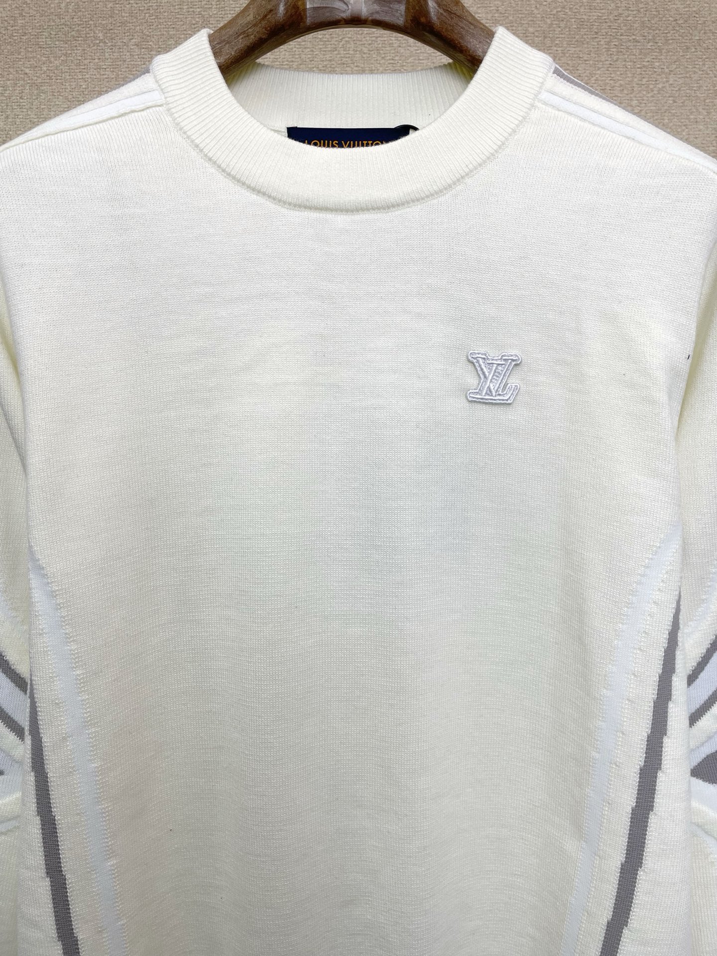 。Louis Vuitton路易威登💥砸锅卖铁都要上的新款最新时尚毛衣 经典设计感与颜值爆棚的外套，品质