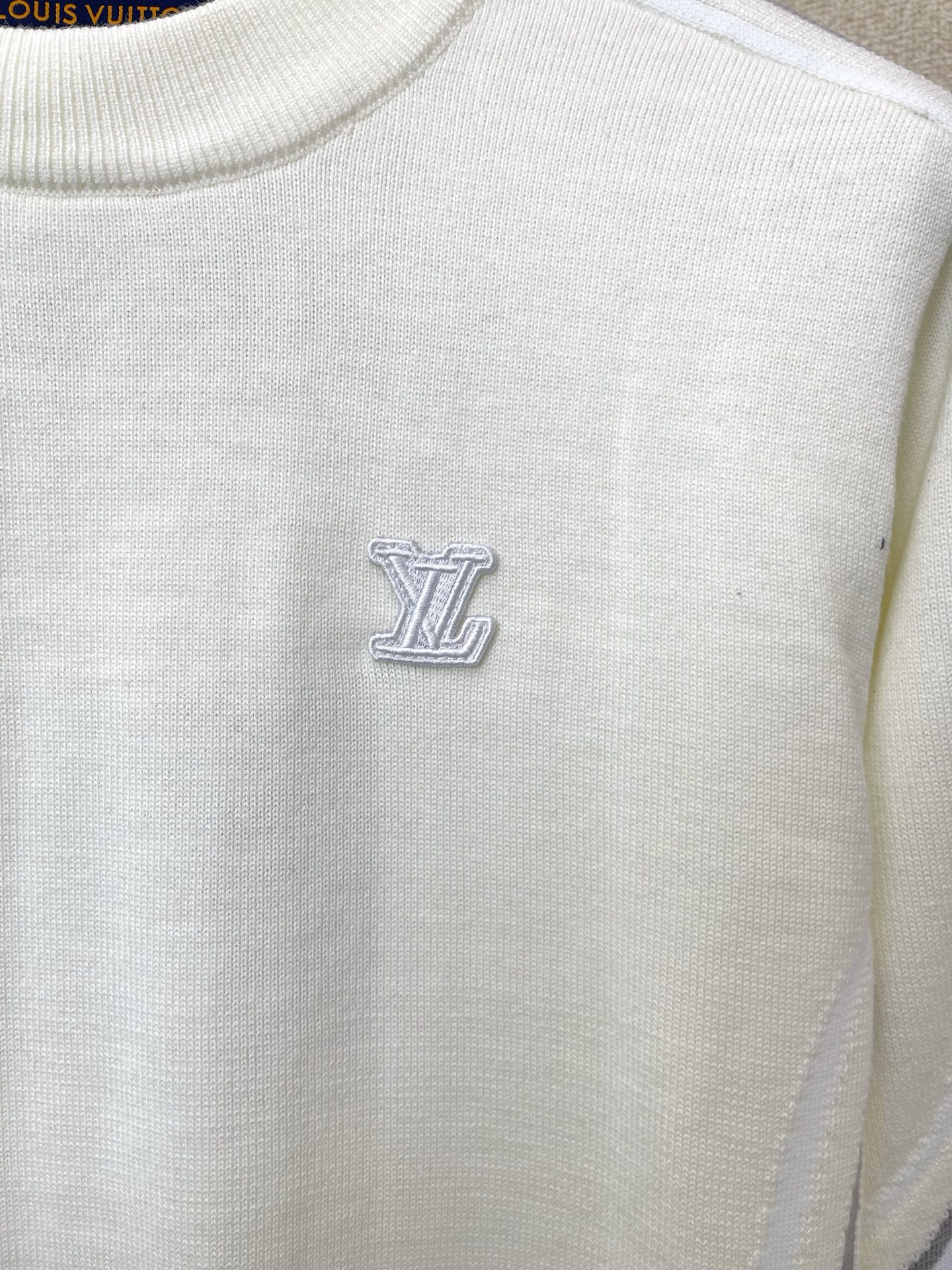 。Louis Vuitton路易威登💥砸锅卖铁都要上的新款最新时尚毛衣 经典设计感与颜值爆棚的外套，品质